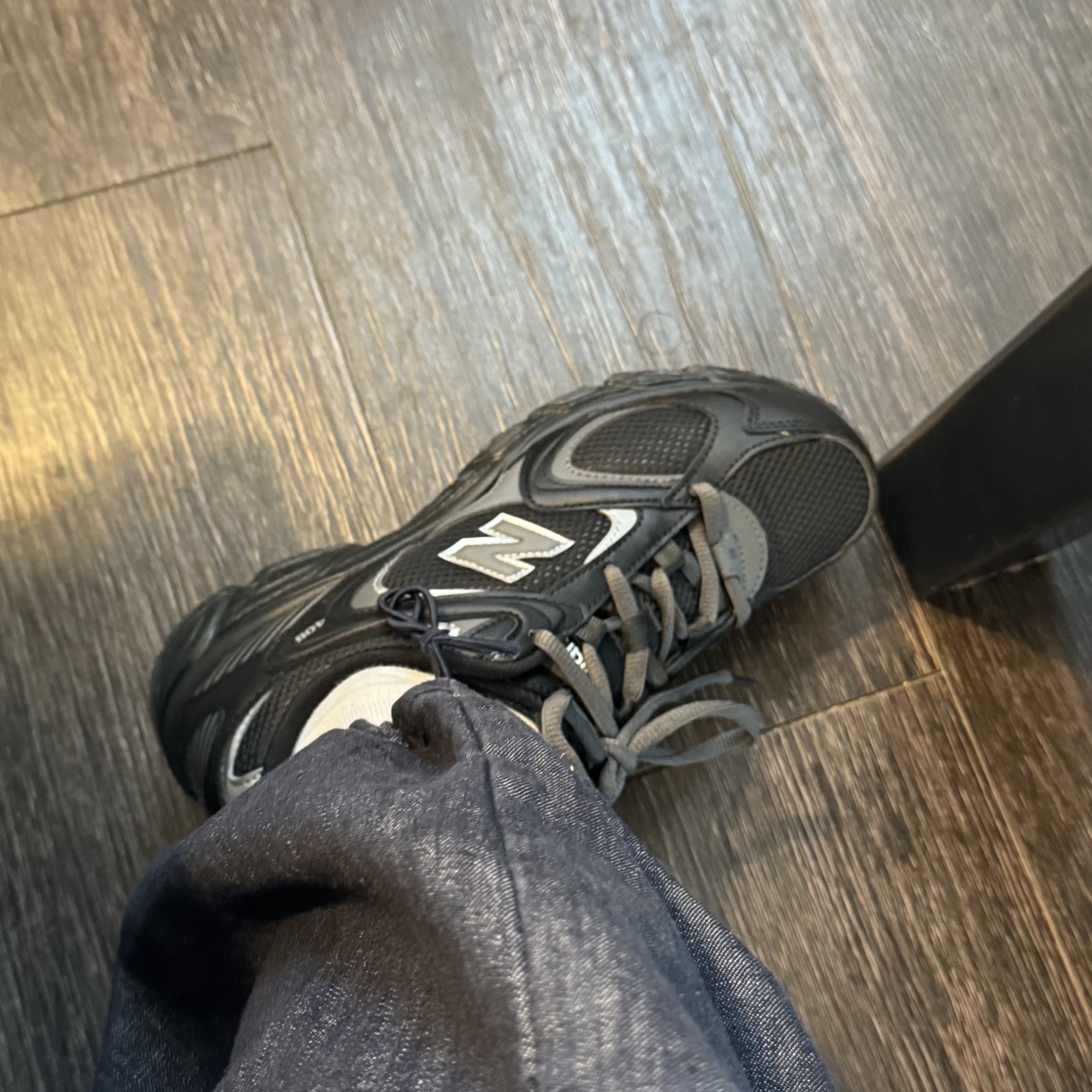 New Balance 408 Black 착용 스타일 - 2