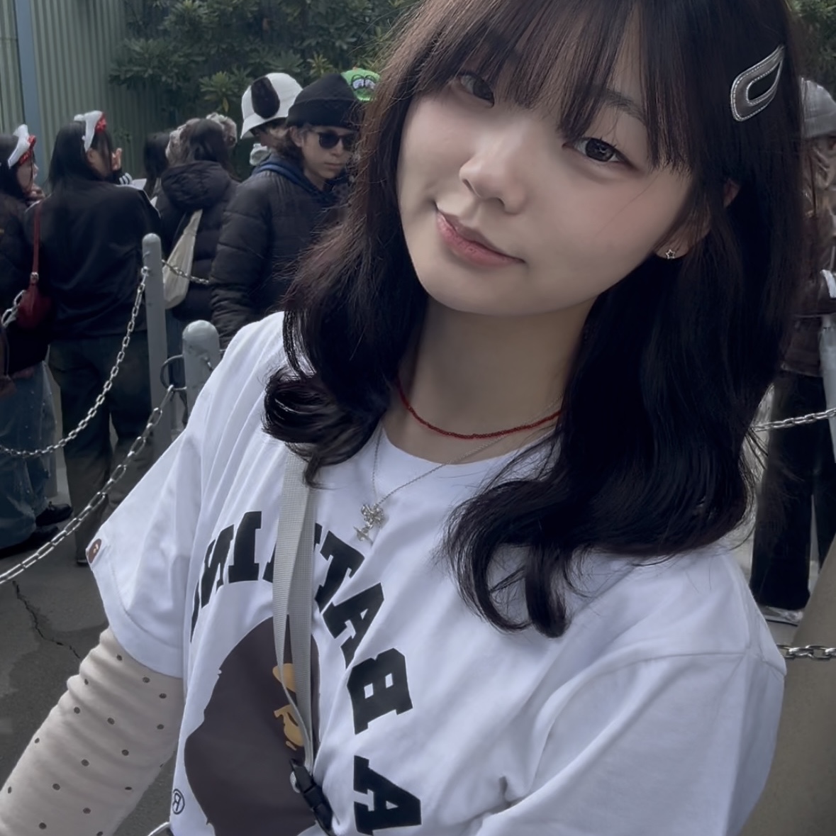 BAPE College T-Shirt White, Arc'teryx Mantis 1 Waistpack Solitude Graphite 착용 스타일 - 1