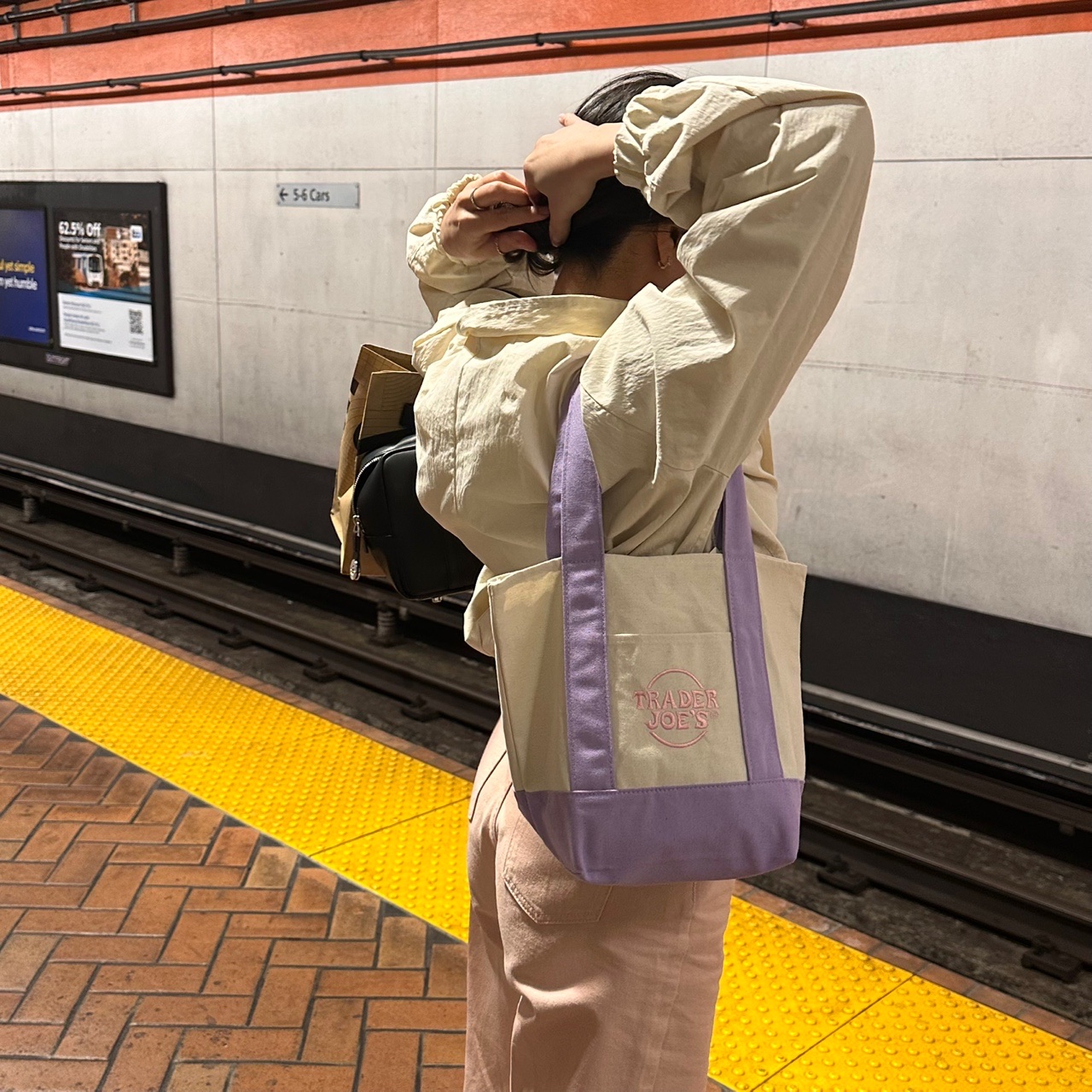 Trader Joe's Mini Pastel Canvas Tote Bag Lavender 착용 스타일 - 1