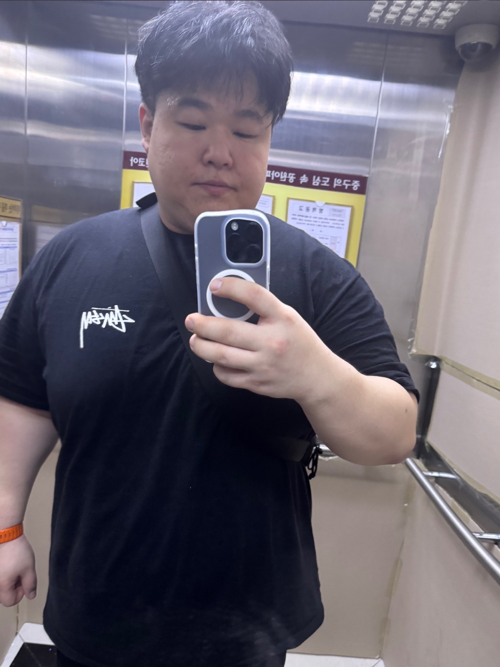 [S등급] Refurbished iPhone 15 Pro 256GB Blue Titanium, Stussy Kittens T-Shirt Black 착용 스타일