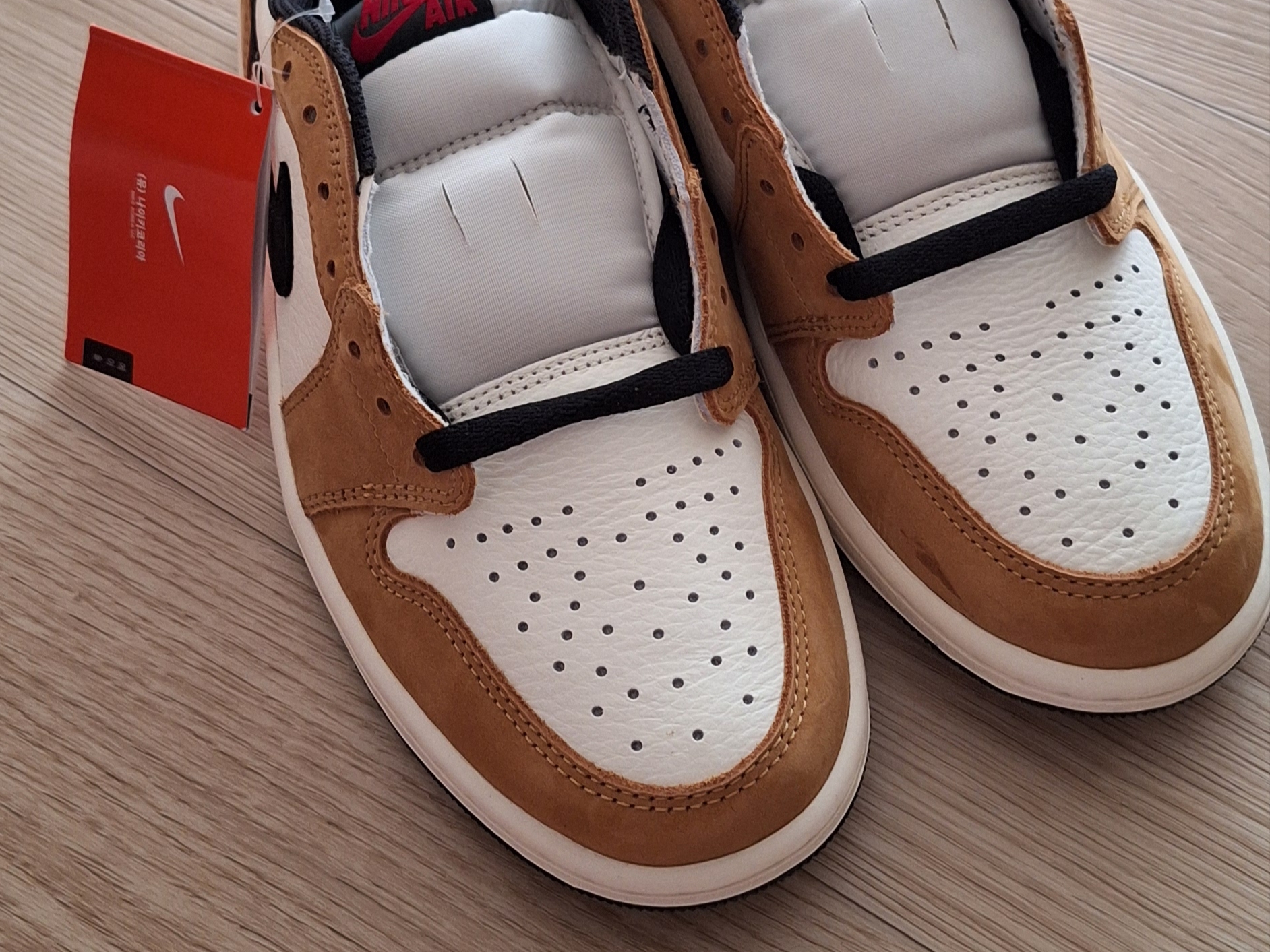 Jordan 1 Low OG Sail and Golden Harvest 착용 스타일 - 1