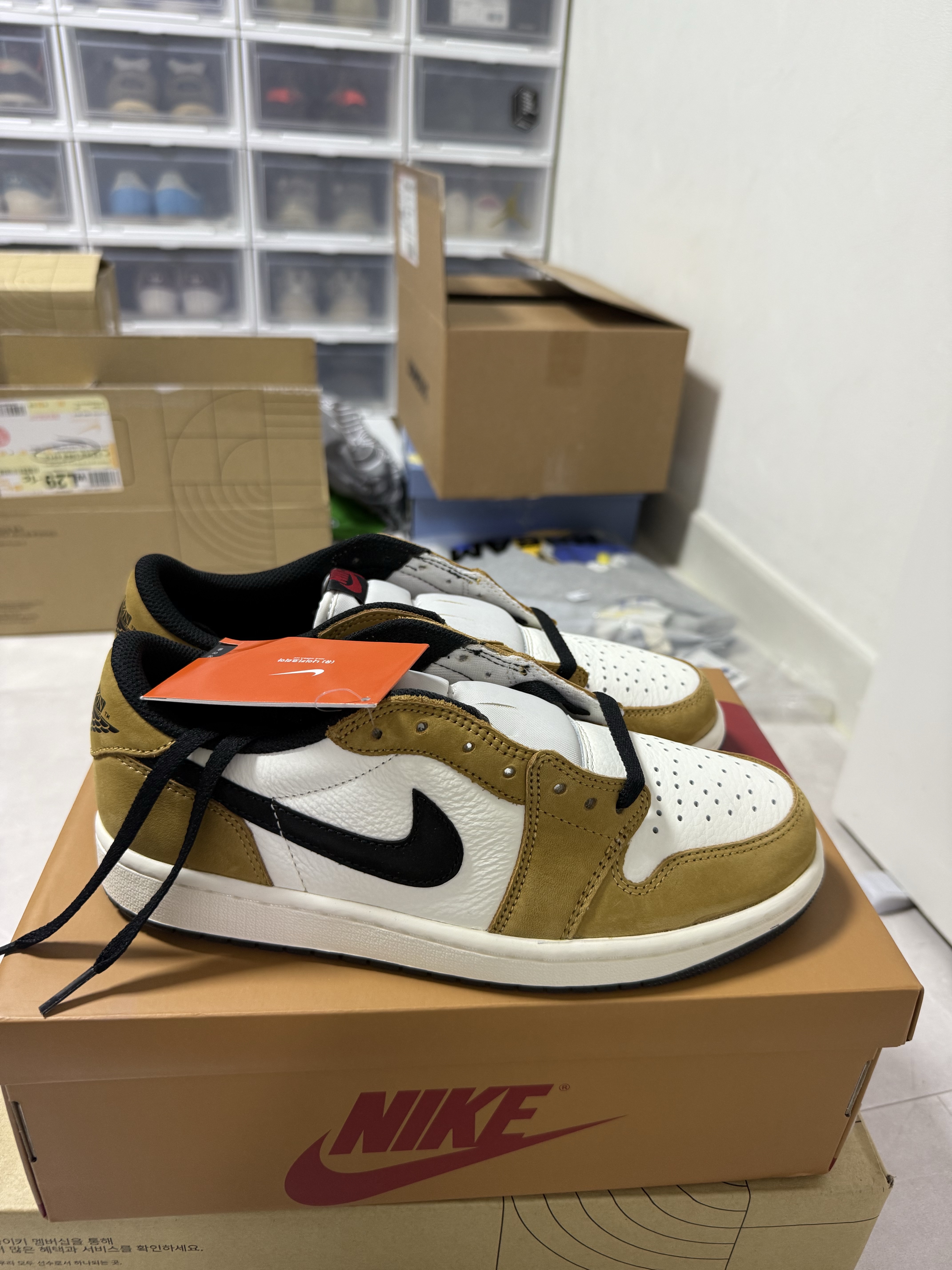Jordan 1 Low OG Sail and Golden Harvest 착용 스타일