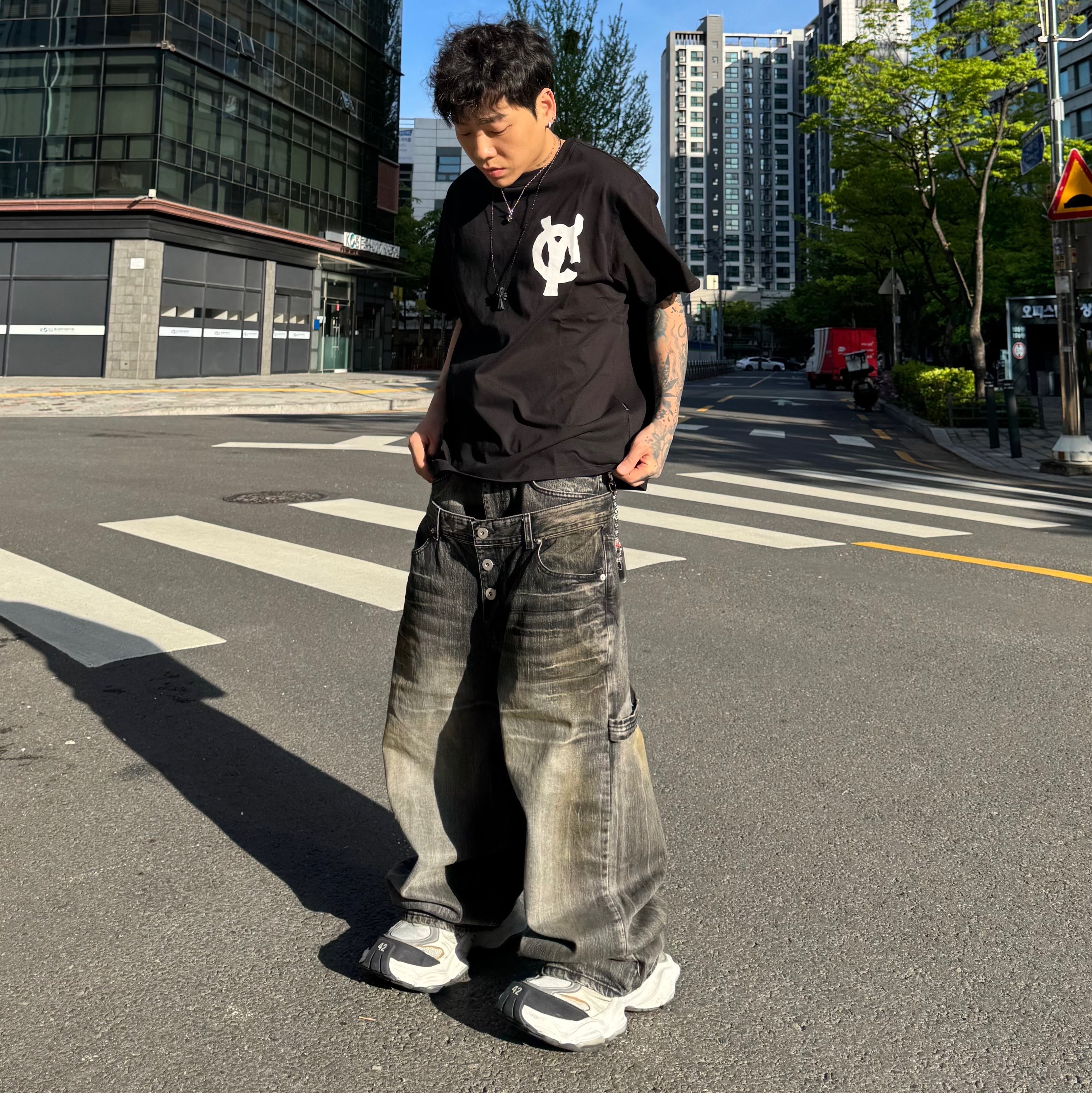 Balenciaga Cargo Sneakers White Grey 착용 스타일 - 1