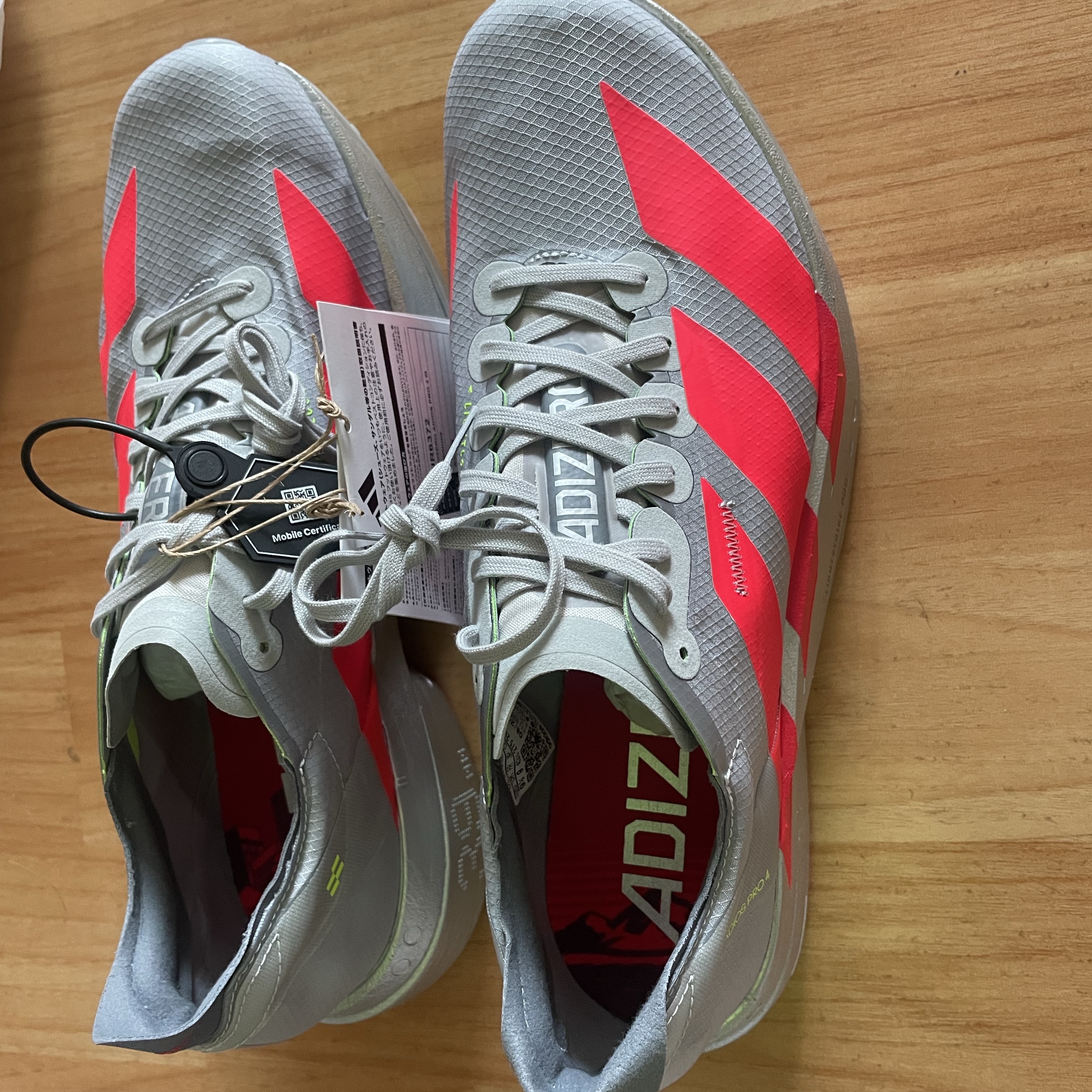 Adidas Adizero Adios Pro 4 Silver Metallic Lucid Red 착용 스타일 - 3