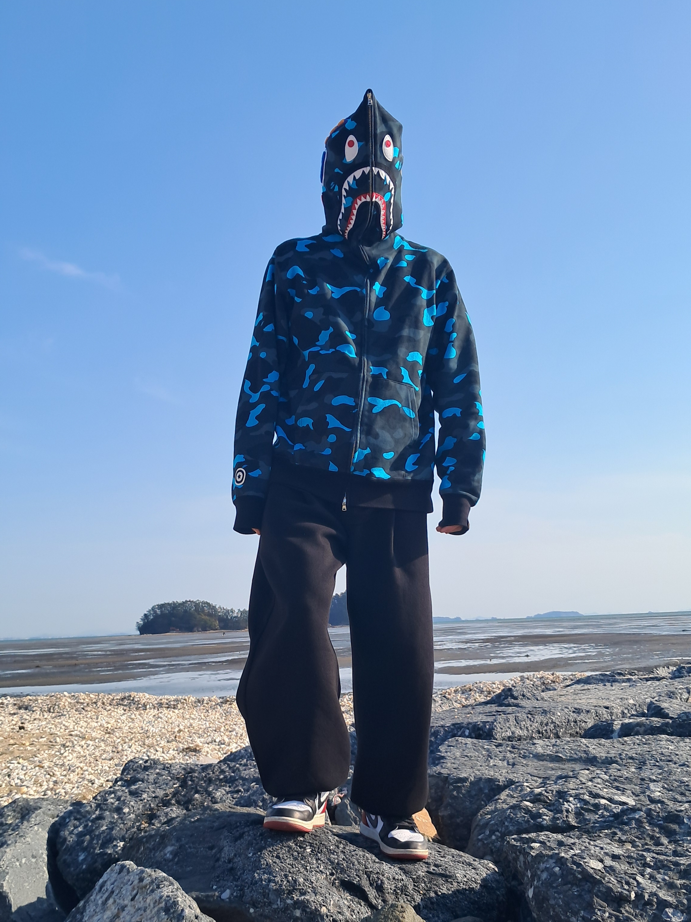 BAPE x Helinox 15th Anniversary Shark Full Zip Hoodie Black, Jordan 1 Retro High OG Black Toe 착용 스타일