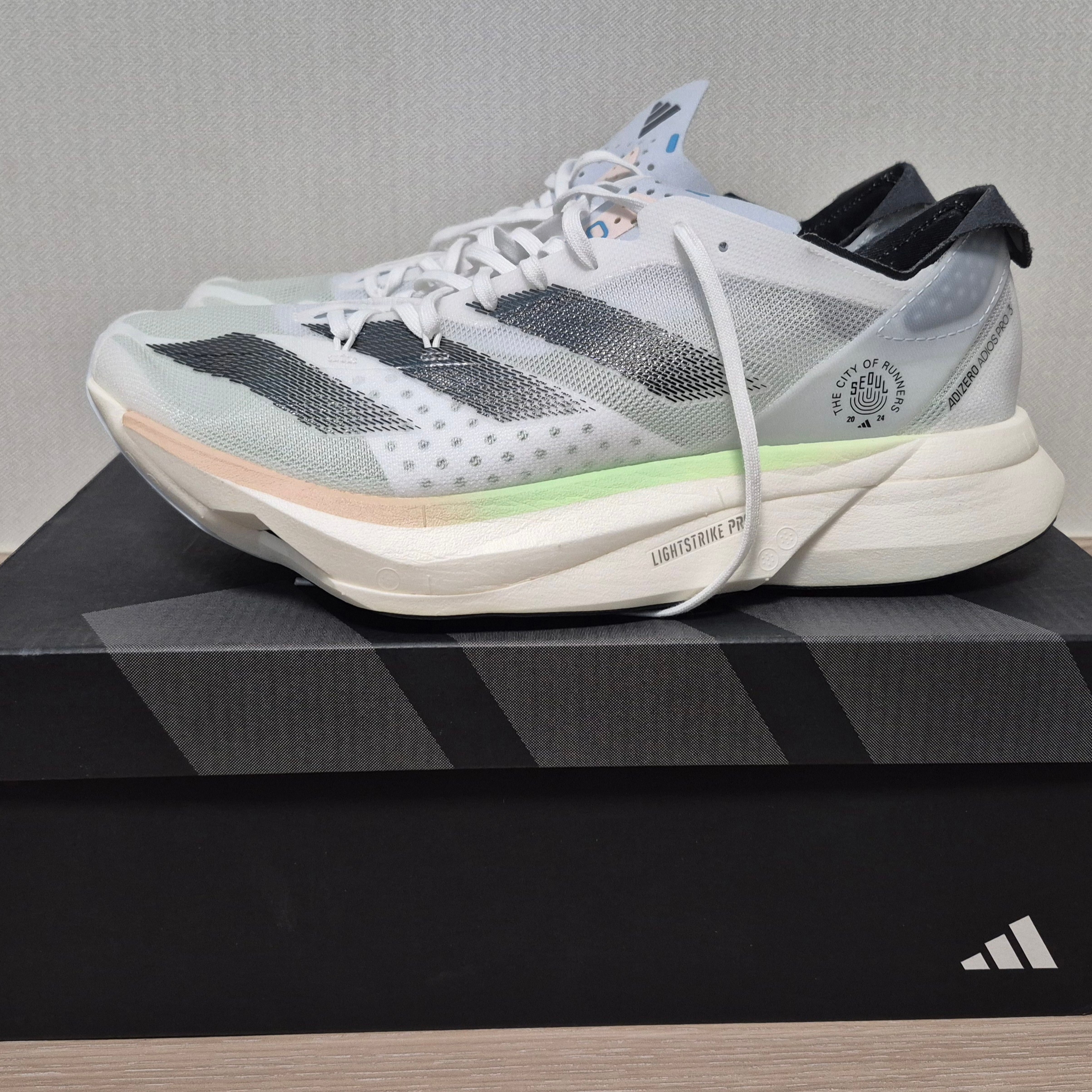 Adidas Adizero Adios Pro 3 Cloud White Core Black 착용 스타일