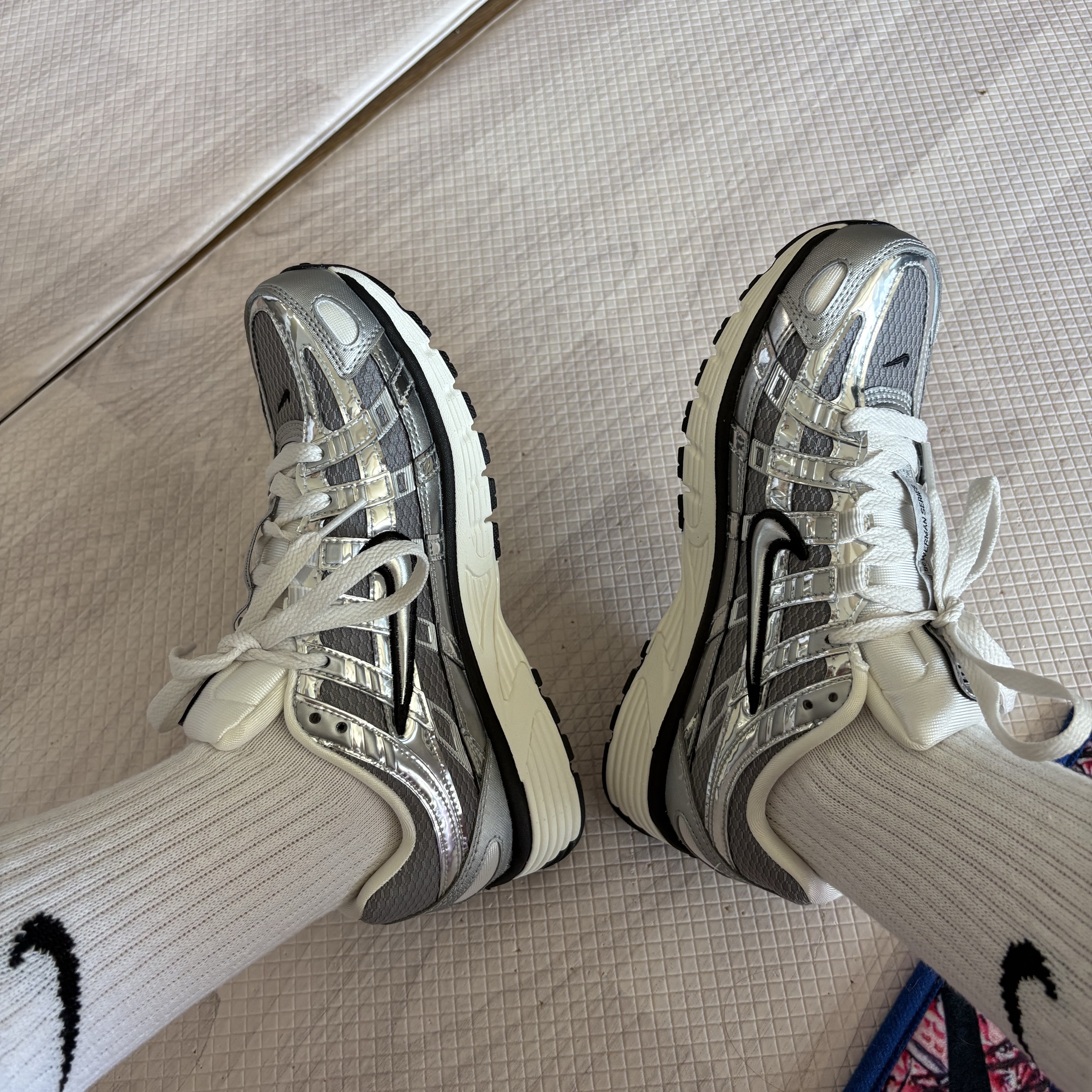 Nike P-6000 Metallic Silver 착용 스타일 - 2