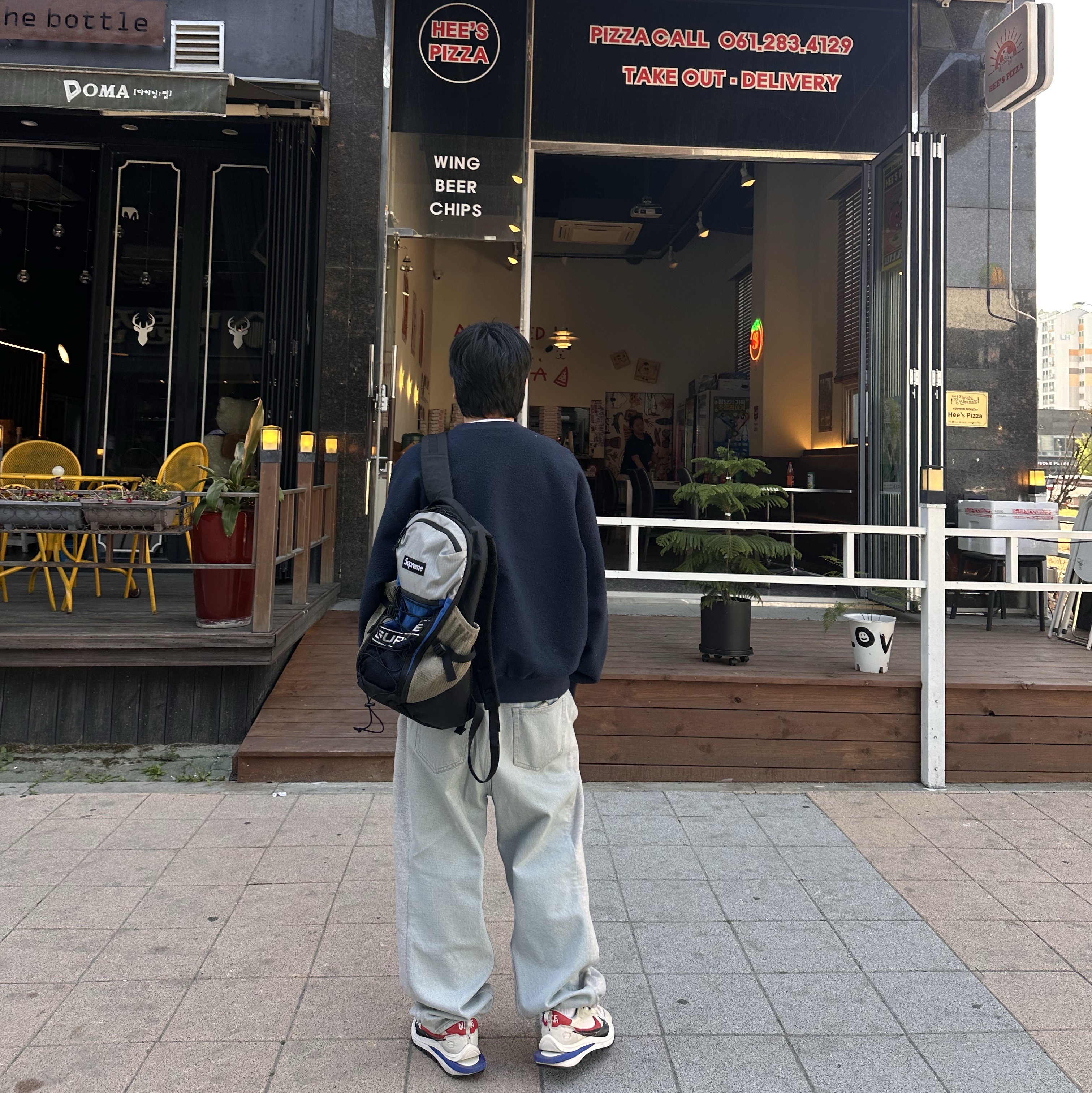 Supreme Inside Out Crewneck Navy - 23FW, Nike x Sacai VaporWaffle Royal Fuchsia 착용 스타일 - 3