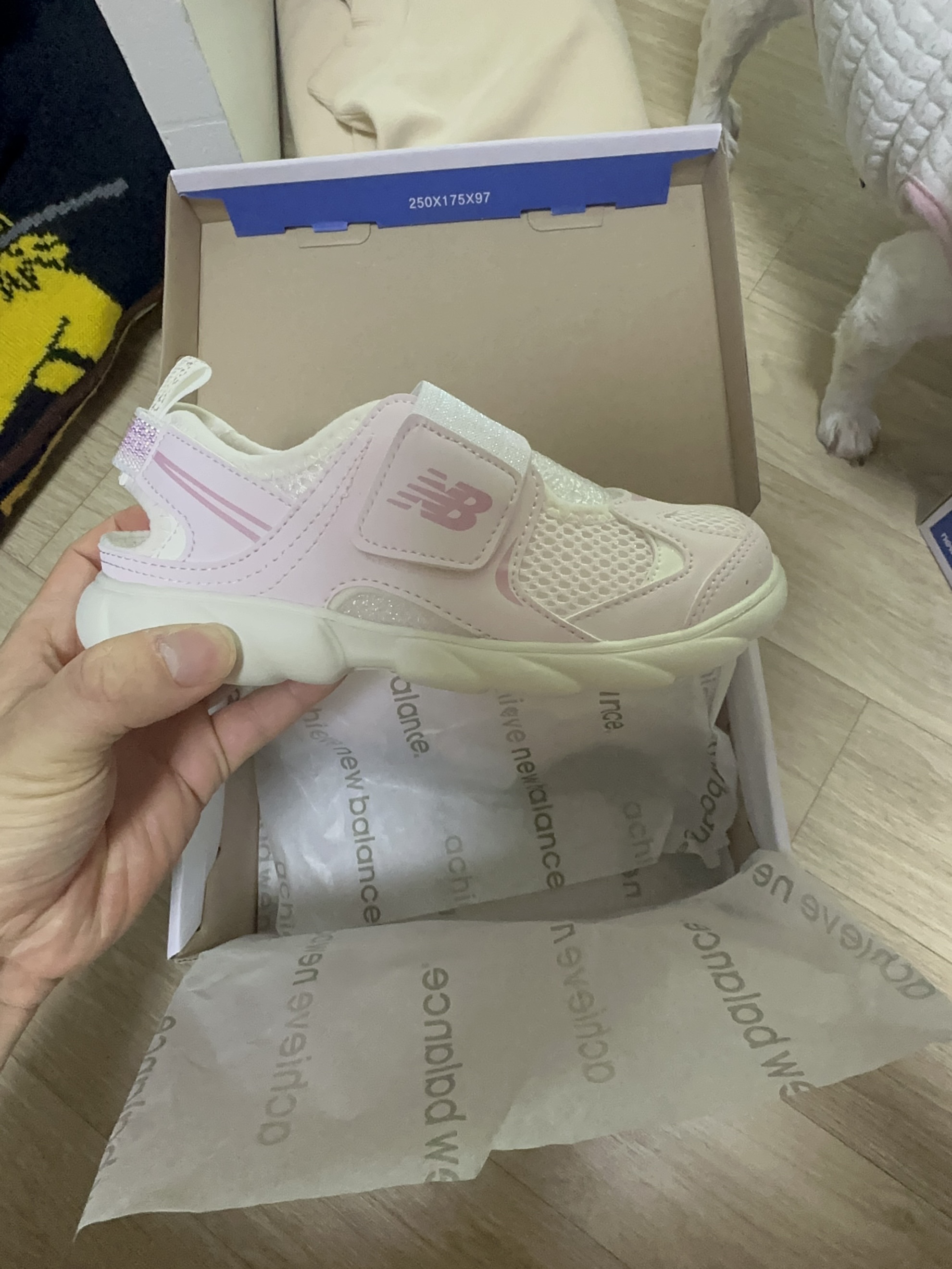 (Kids) New Balance Freedle 920 Sandal Pink 착용 스타일