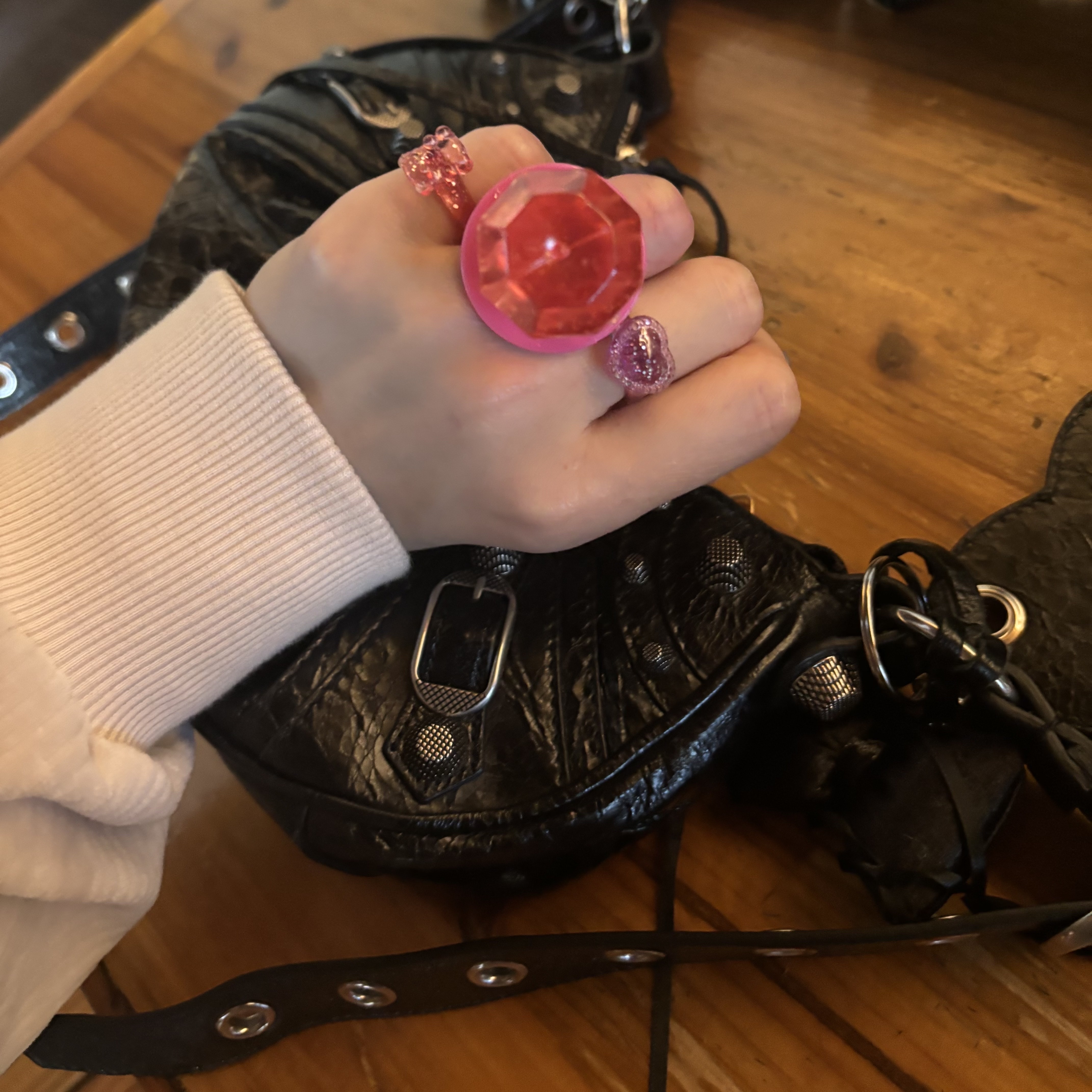 Balenciaga Arena Lambskin Le Cagole XS Shoulder Bag Black 착용 스타일