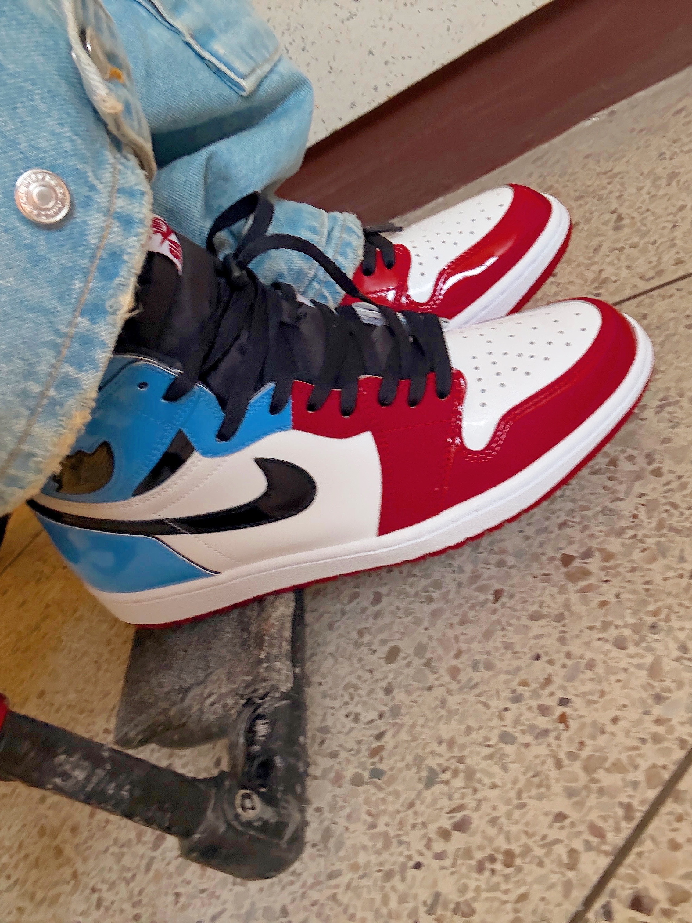 Supreme Rhinestone Hockey Jersey Red - 25SS, Jordan 1 Retro High Fearless UNC Chicago 착용 스타일 - 3