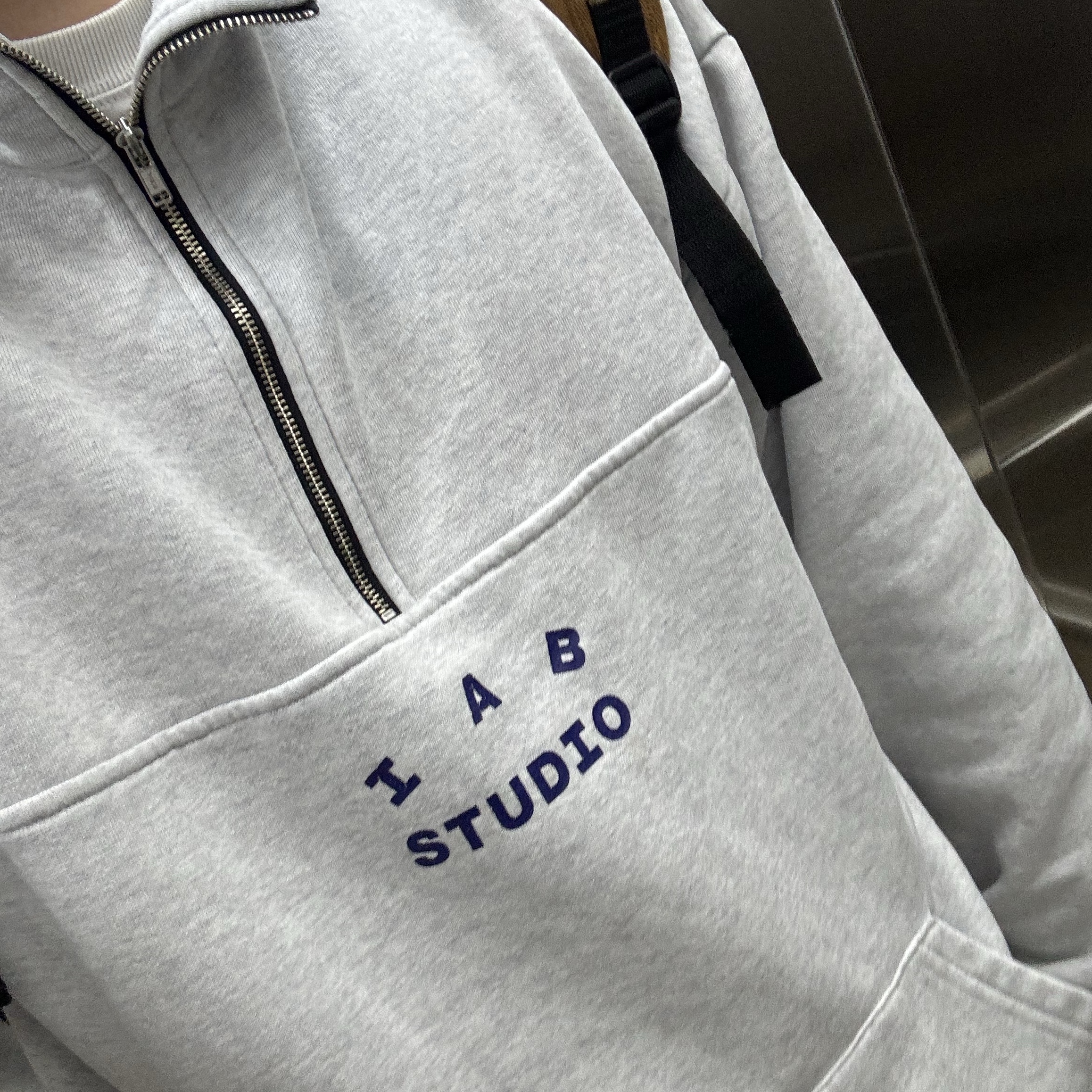 IAB Studio Half Zip Pullover Light Gray 착용 스타일