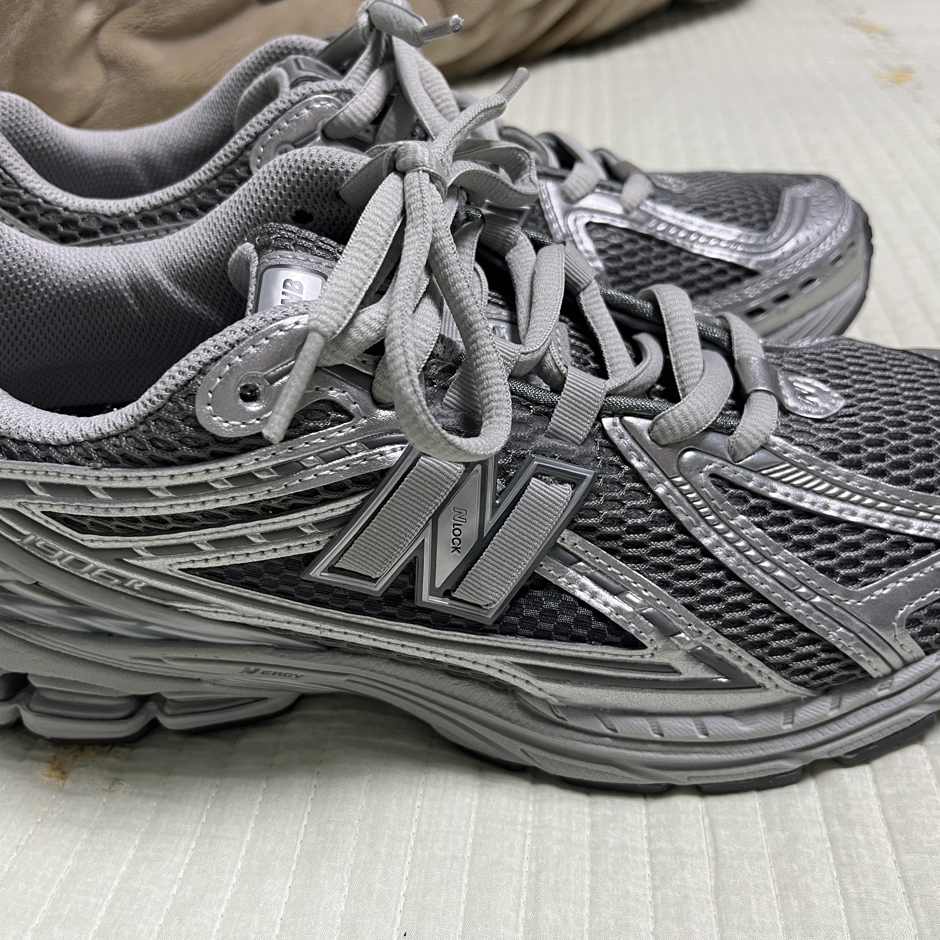 New Balance 1906R Harbor Grey Silver Metalic 착용 스타일