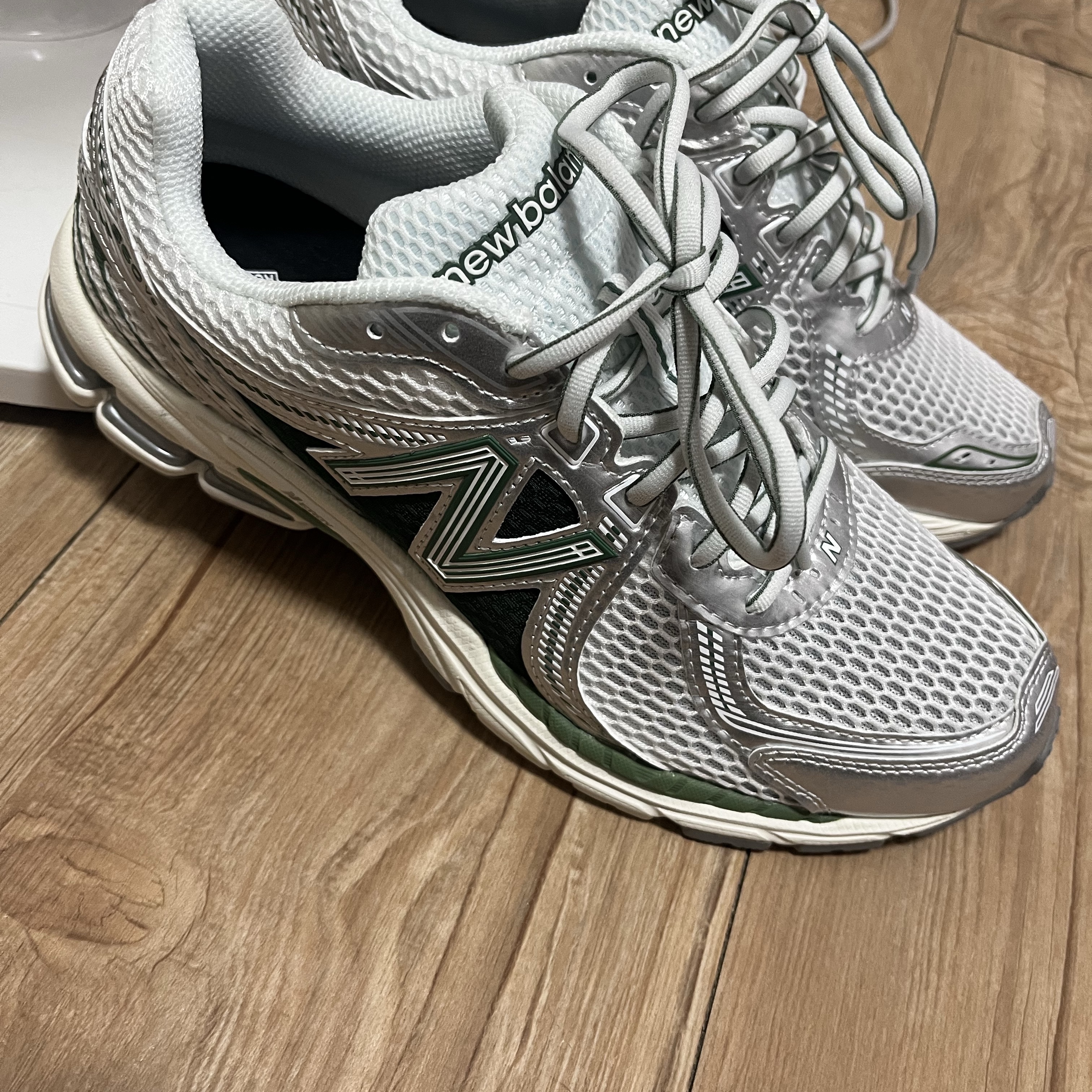 New Balance 860v2 Mallard Green Silver 착용 스타일 - 2
