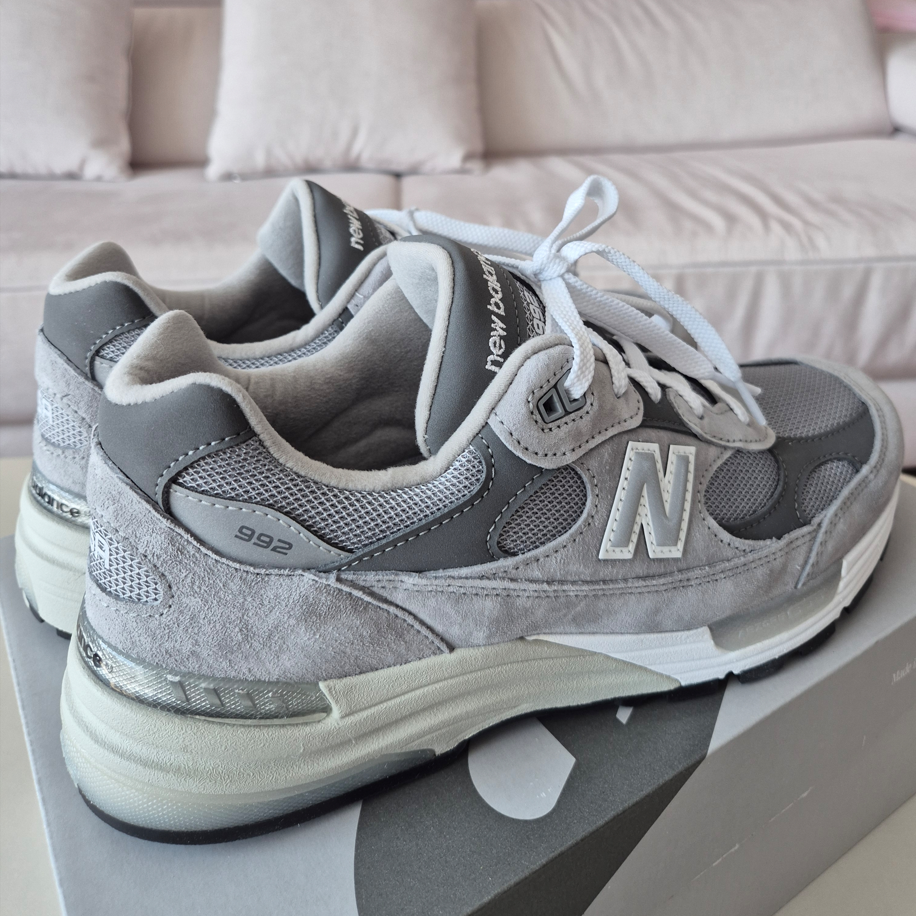 New Balance 992 Made in USA Core Grey Silver Metallic 착용 스타일