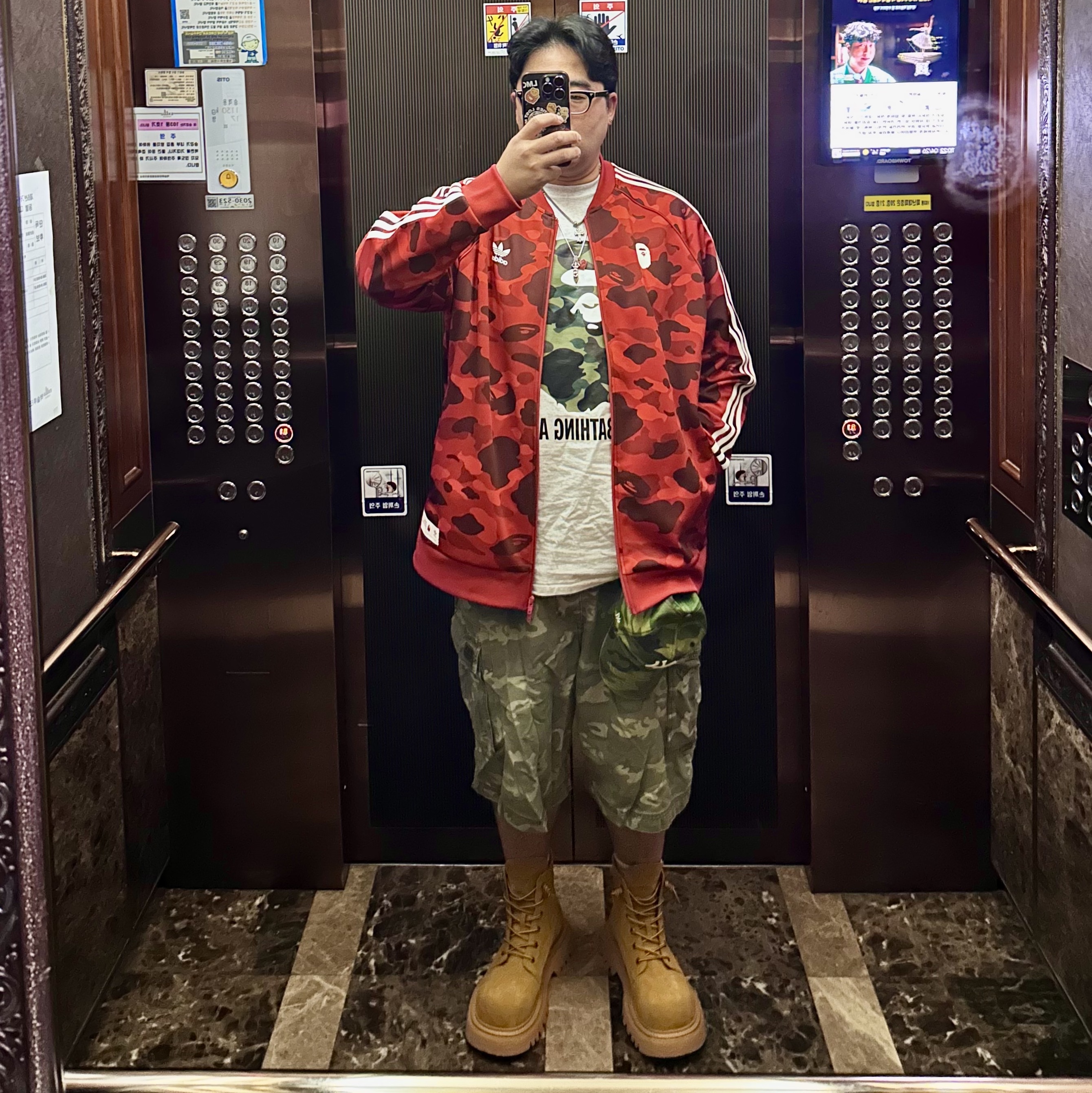 BAPE 1st Camo By Bathing Ape T-Shirt Grey Green 착용 스타일 - 1