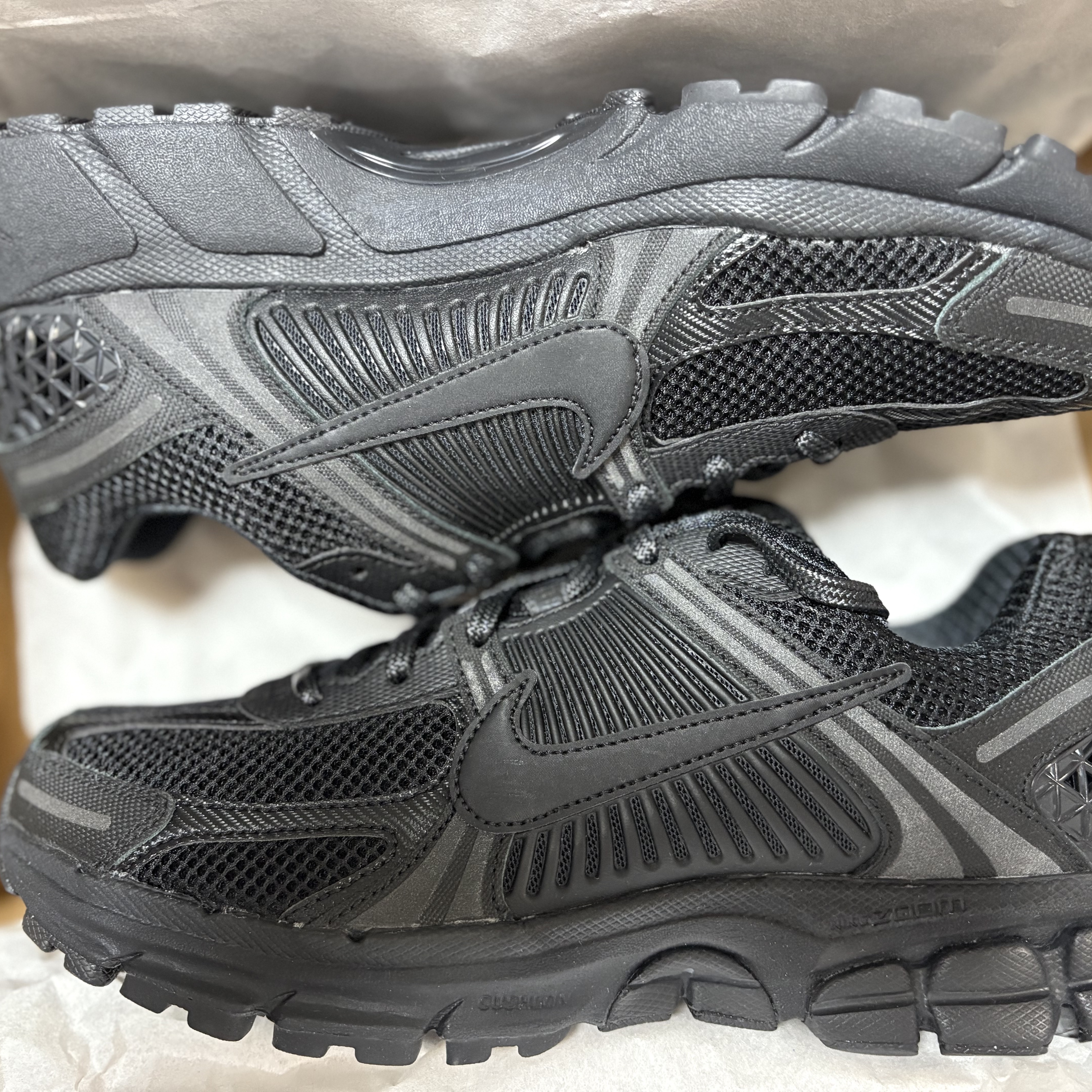 Nike Zoom Vomero 5 SP Black 착용 스타일 - 2