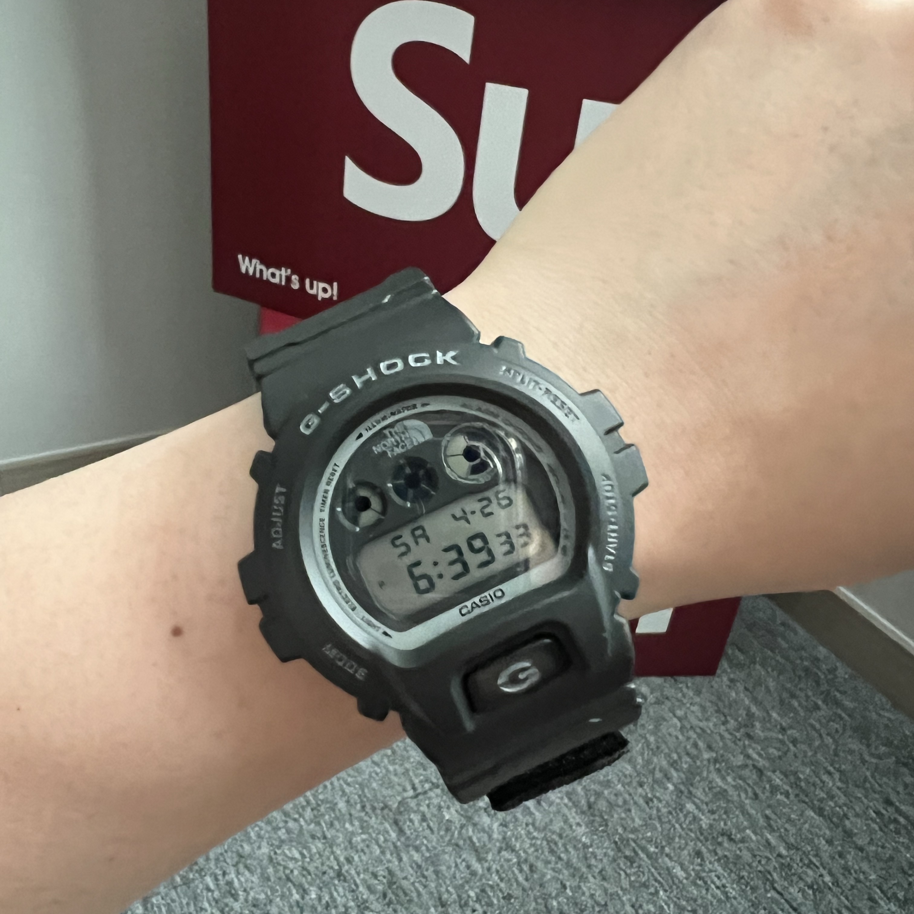 Casio G-Shock x Supreme x The North Face DW-6900 Black 착용 스타일 - 2