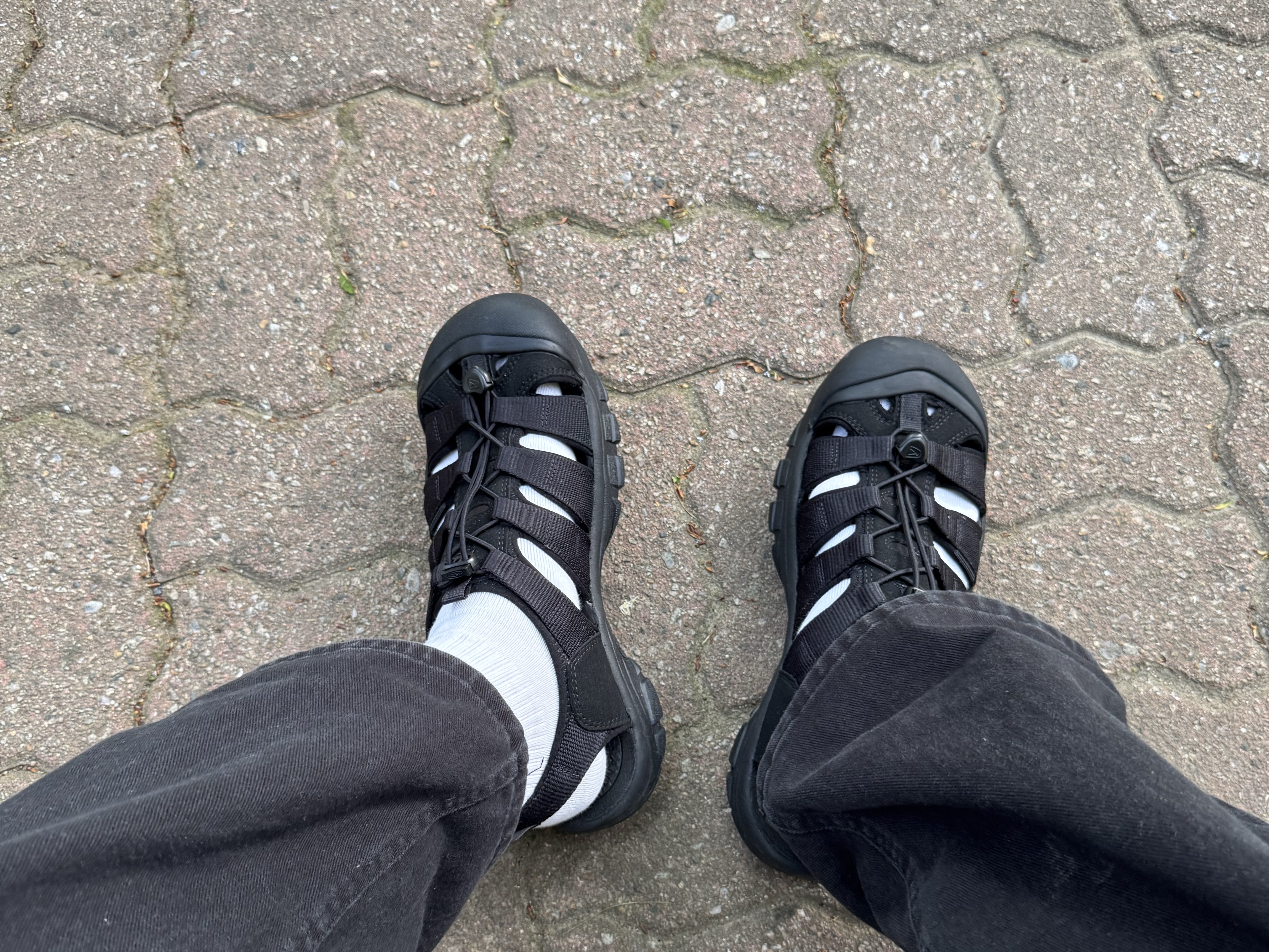 Keen Newport H2 Triple Black 착용 스타일