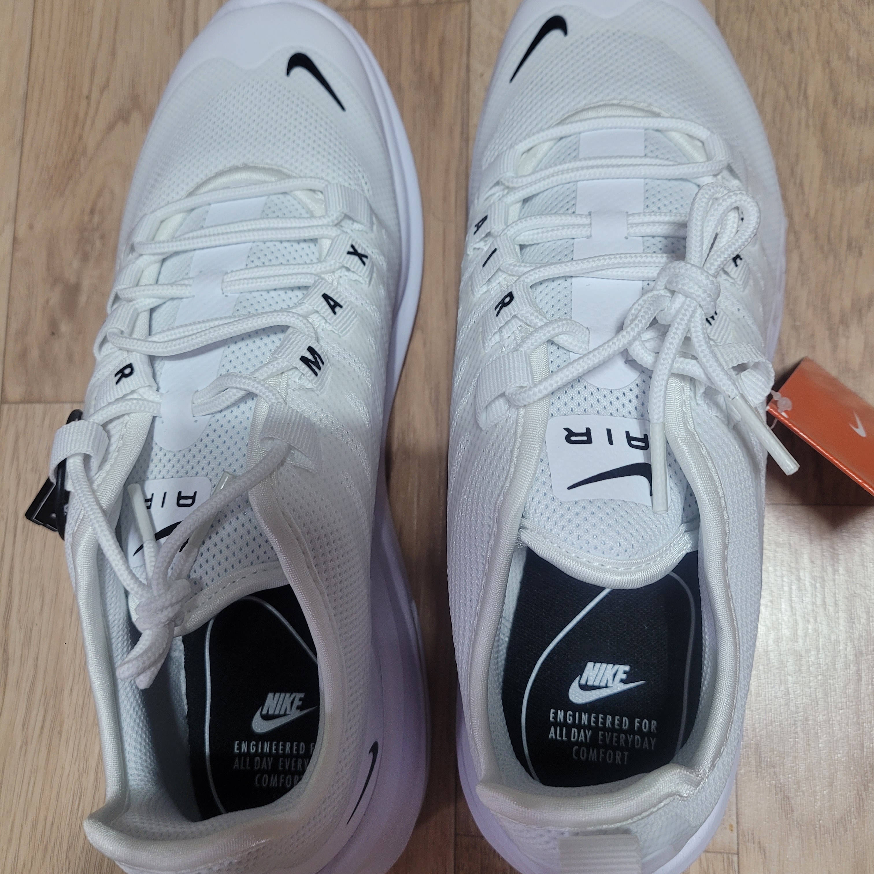 Nike Air Max Axis White Black 착용 스타일