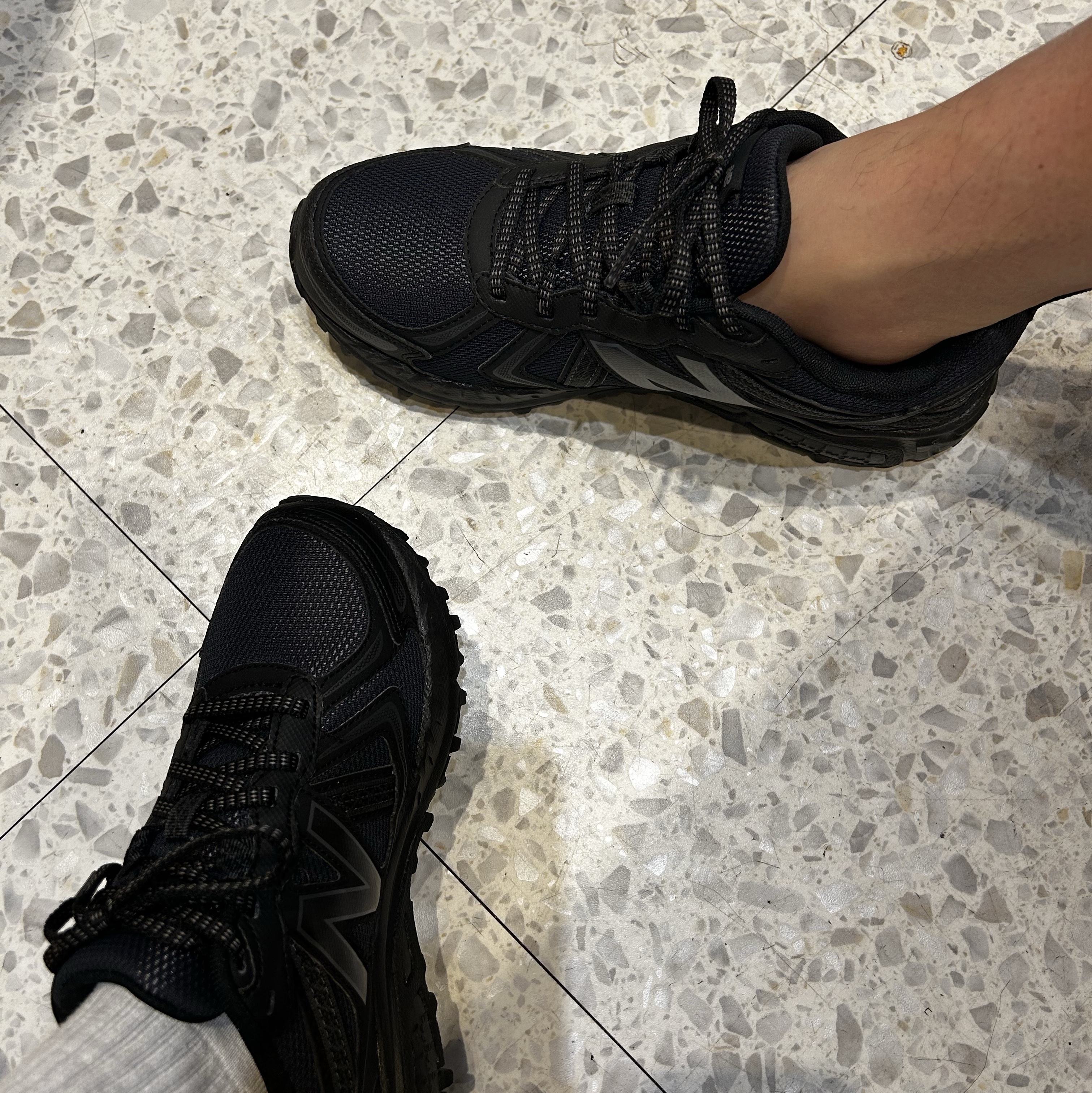 New Balance 410v5 Black - 2E Wide 착용 스타일