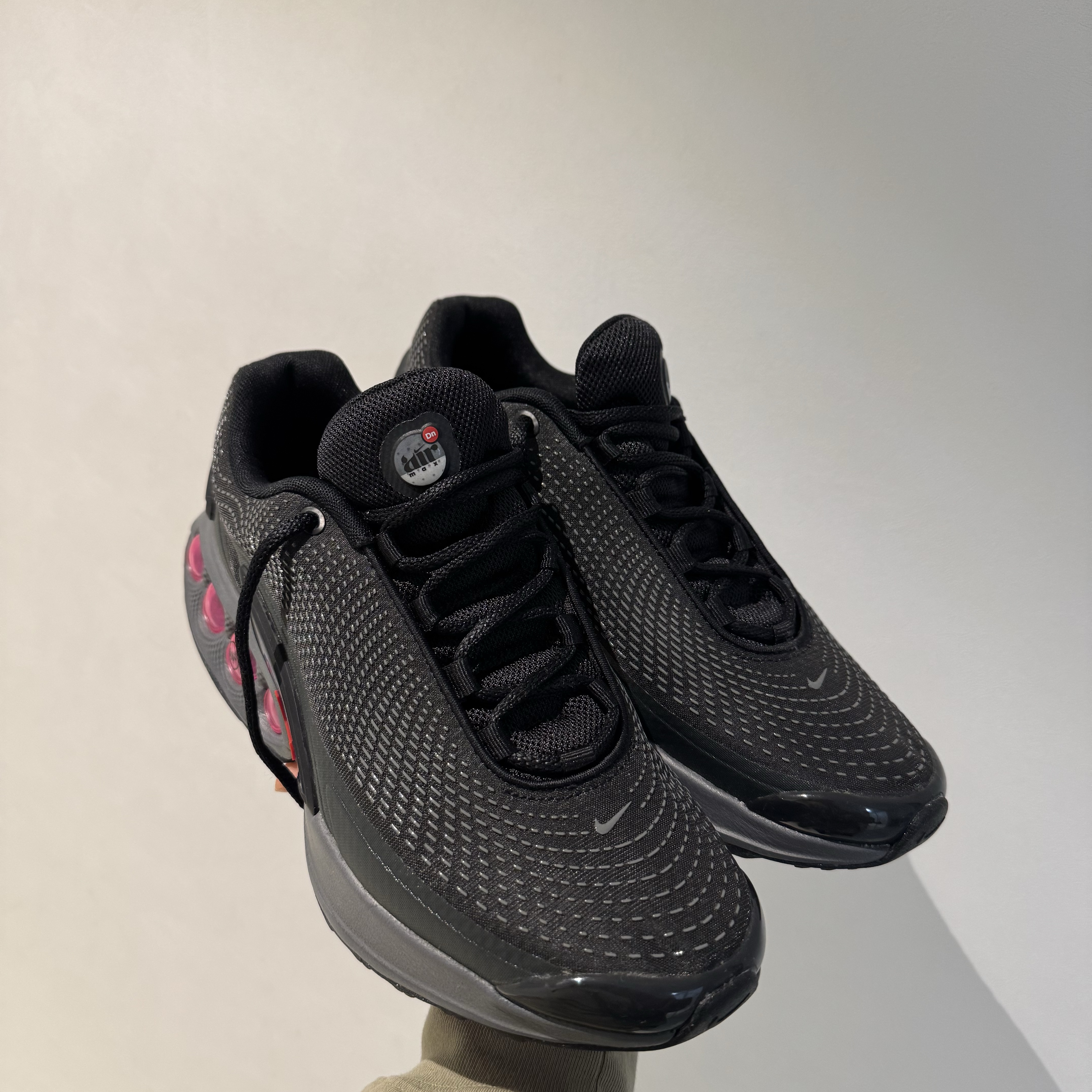 Nike Air Max Dn Black Light Crimson 착용 스타일