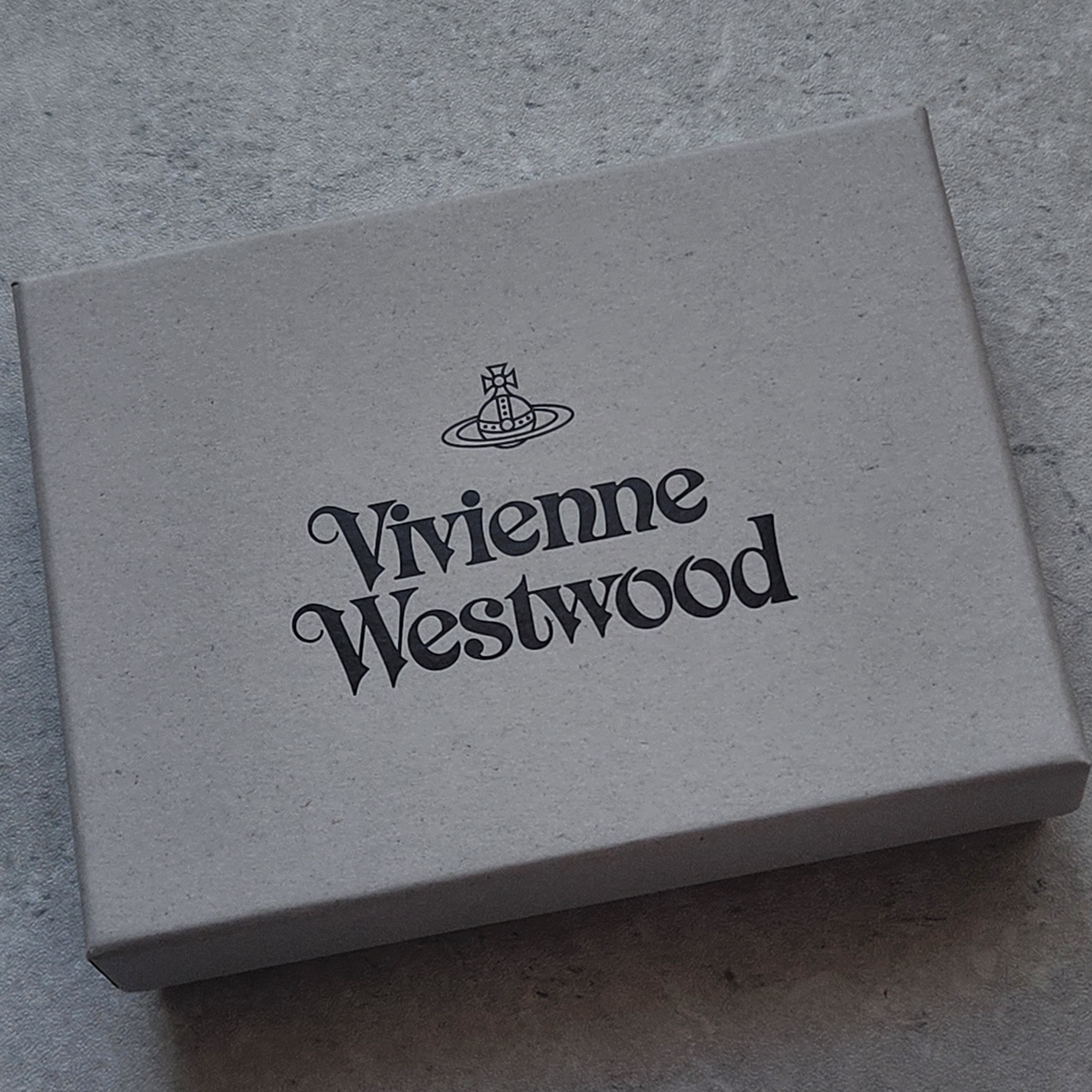 Vivienne Westwood Saffiano Small Wallet Black 착용 스타일 - 1