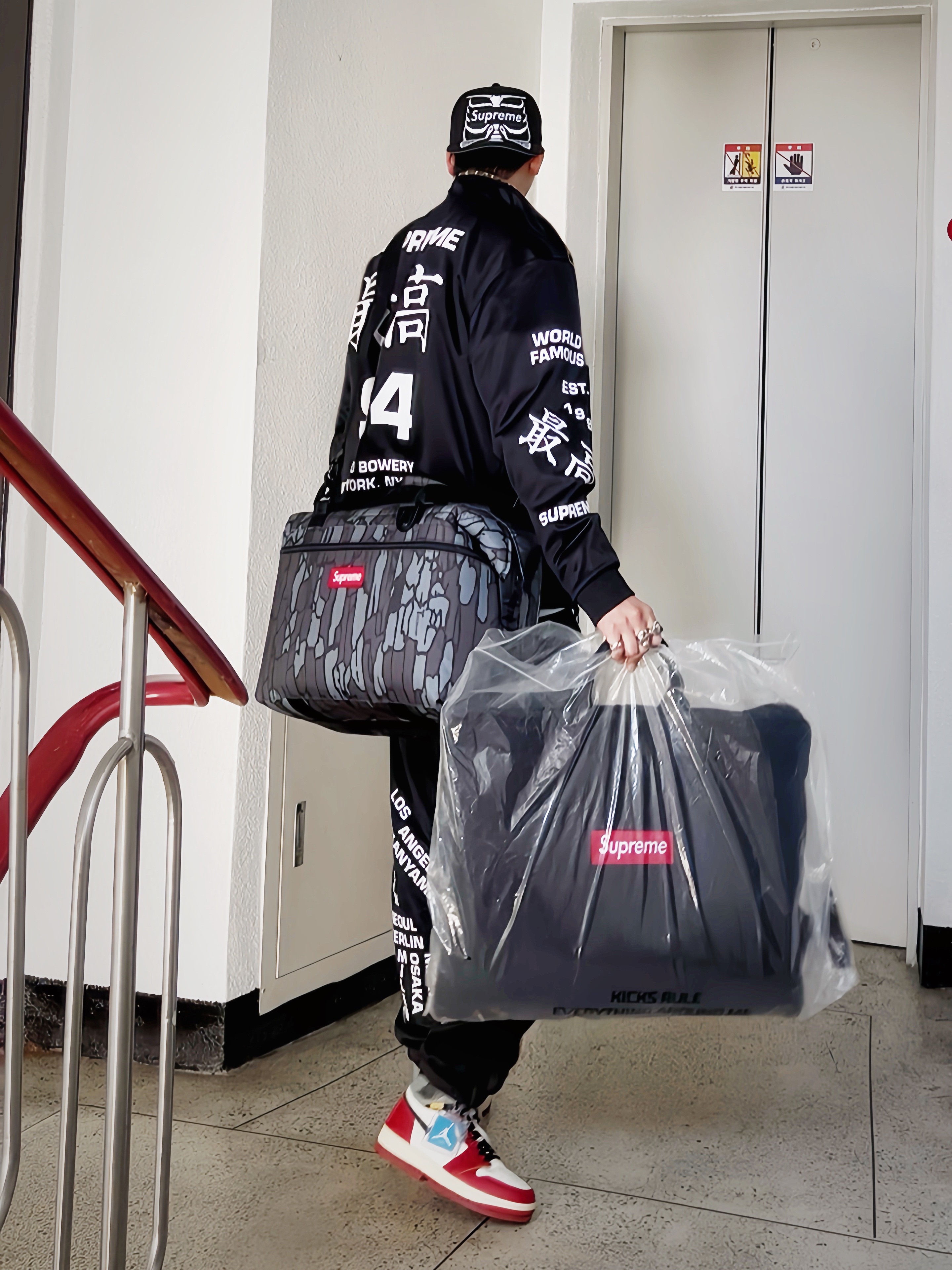 Supreme Bones Box Logo New Era Black - 25SS, Supreme Worldwide Tricot Track Jacket Black - 25SS 착용 스타일 - 4