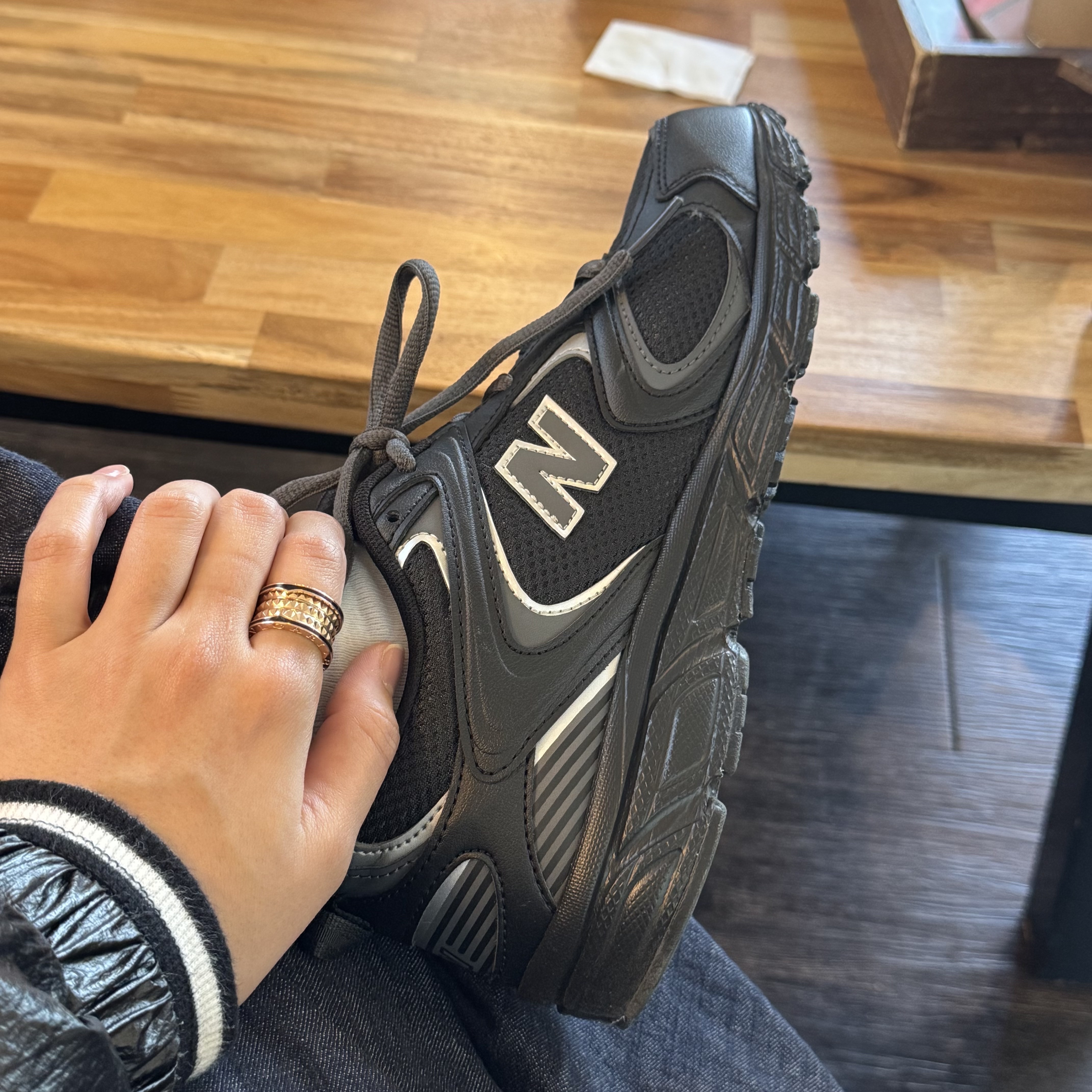 New Balance 408 Black 착용 스타일 - 1
