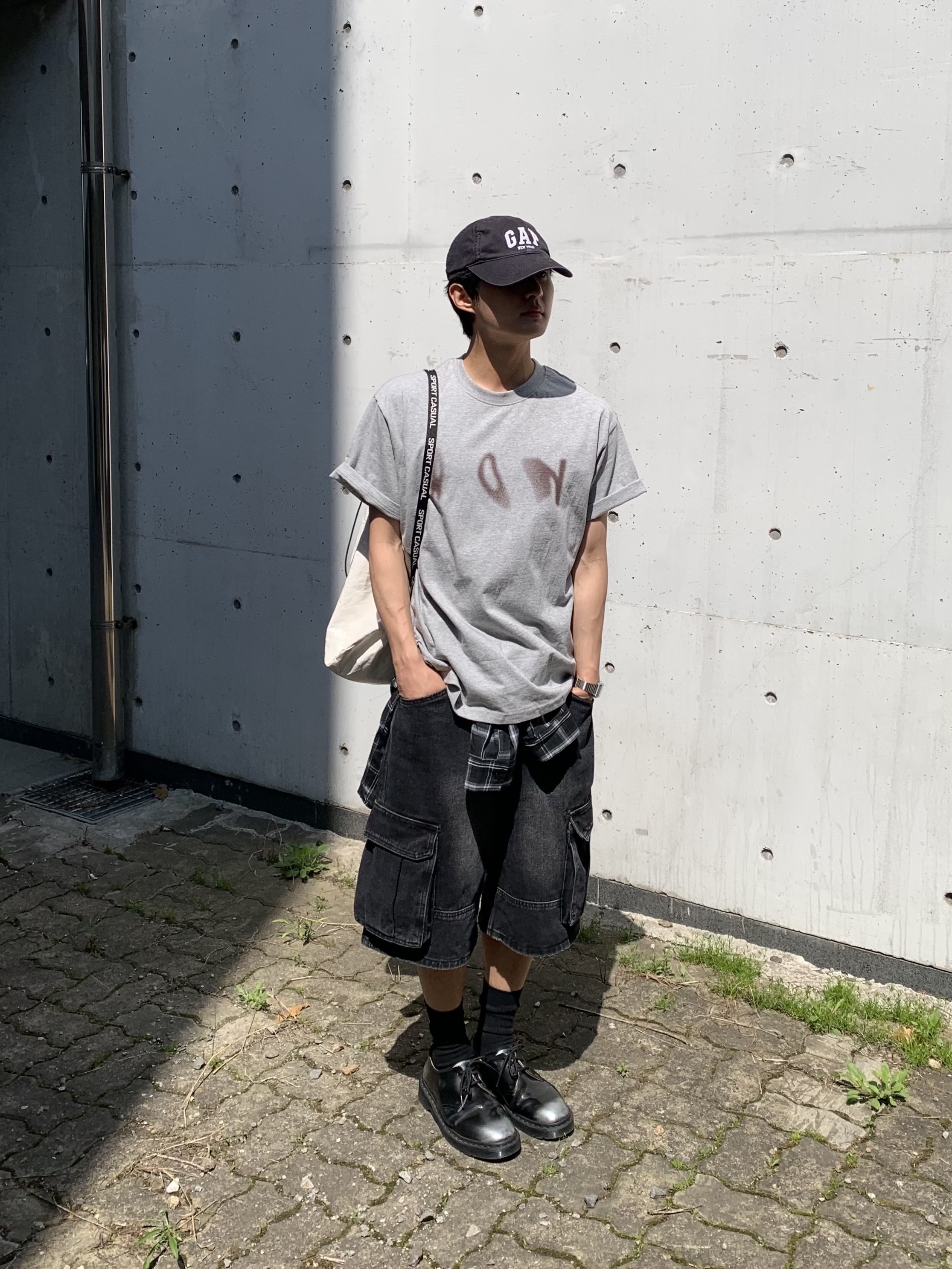 Casio AQ-800E-7A2, Dr. Martens x Supreme 1461 Gray Silver 착용 스타일 - 1