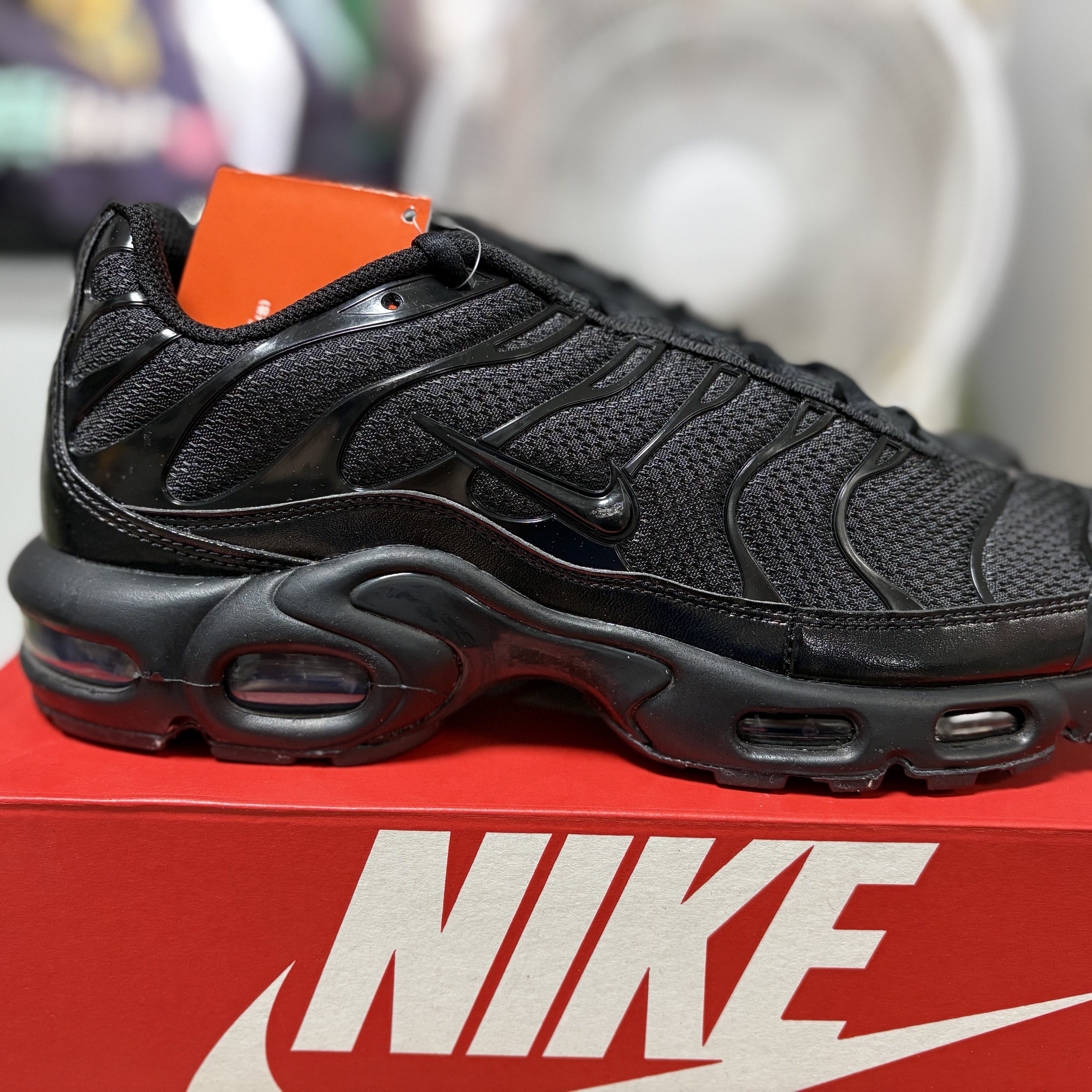 Nike Air Max Plus Triple Black 착용 스타일 - 3