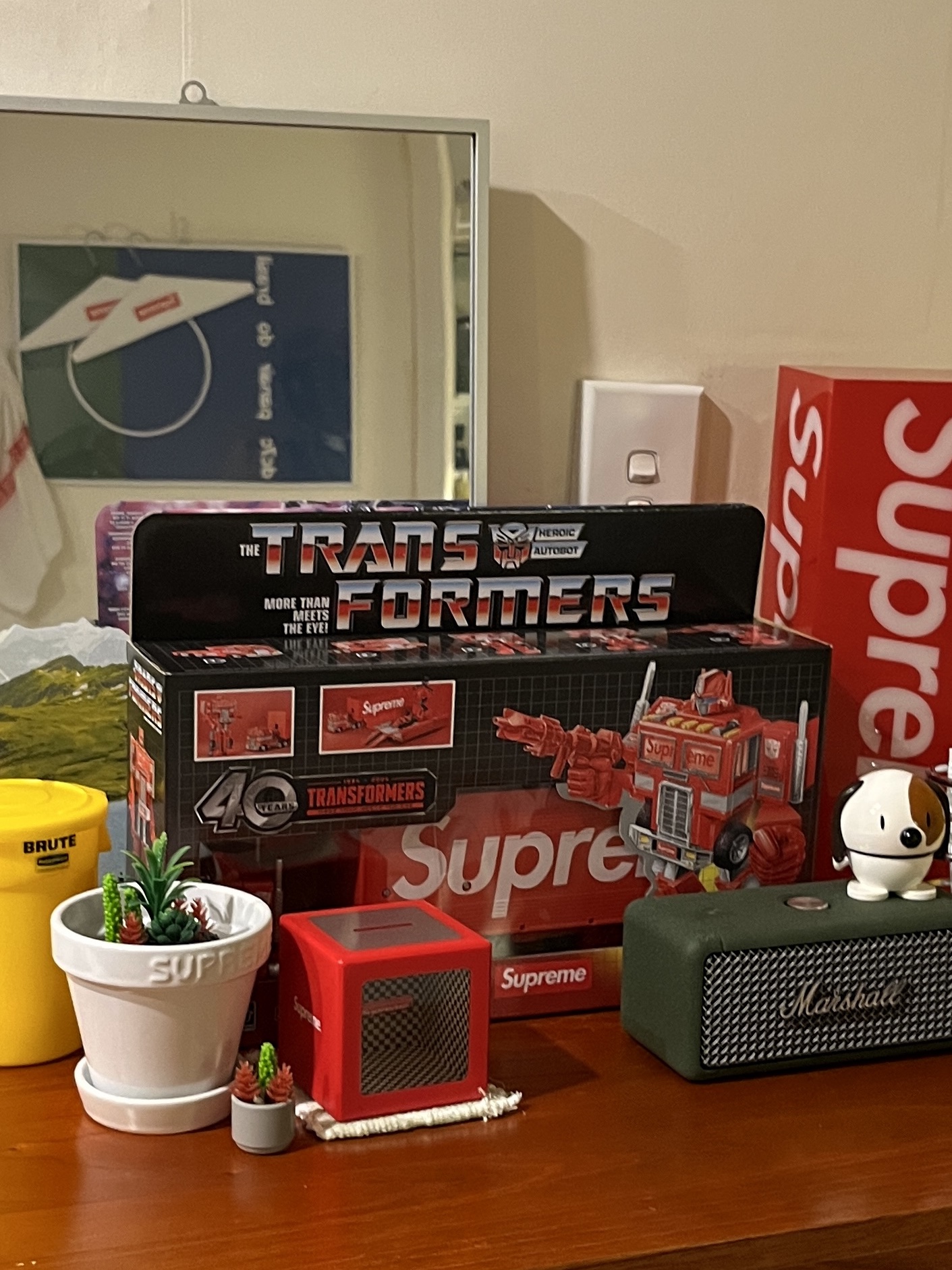 Supreme Box Logo Lamp Red (Korean Ver.) - 23FW, Supreme Shop Towel Multicolor (Set of 3) - 25SS 착용 스타일