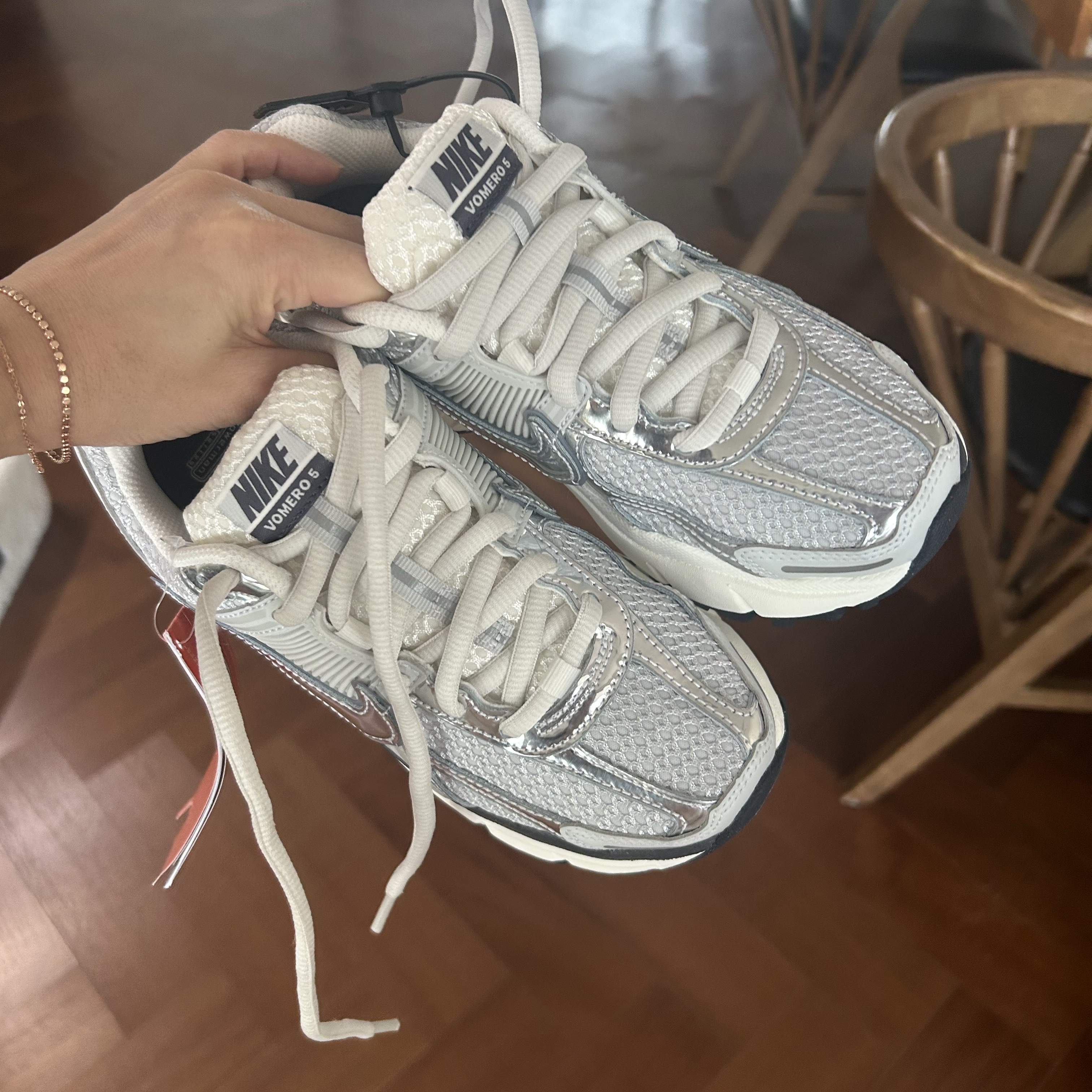 (W) Nike Zoom Vomero 5 Photon Dust and Metallic Silver 착용 스타일 - 2