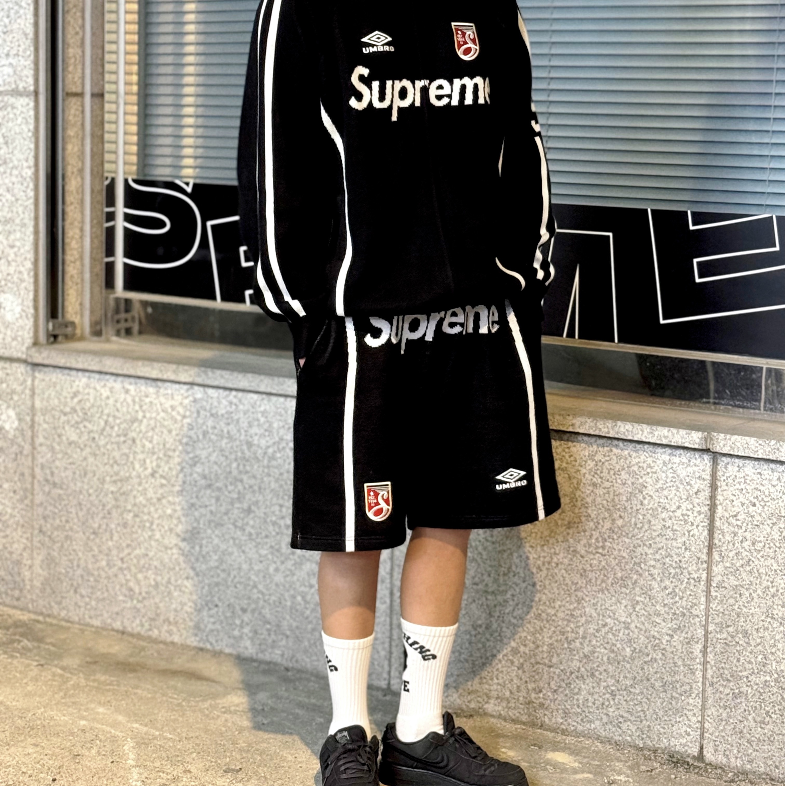 Supreme x Umbro Zip Up Sweater Black - 25SS, Supreme x Umbro Knit Soccer Shorts Black - 25SS 착용 스타일