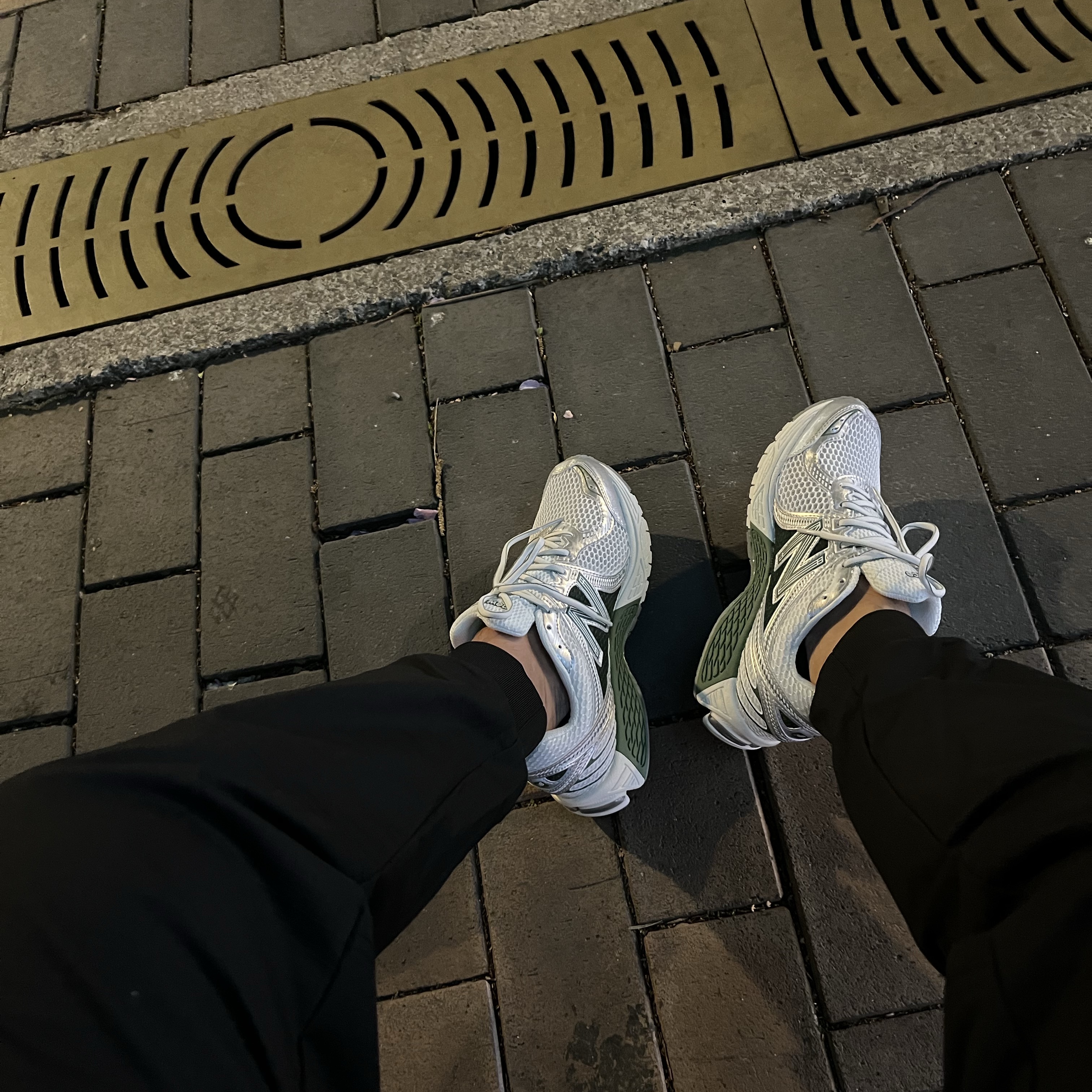 New Balance 860v2 Mallard Green Silver 착용 스타일 - 1
