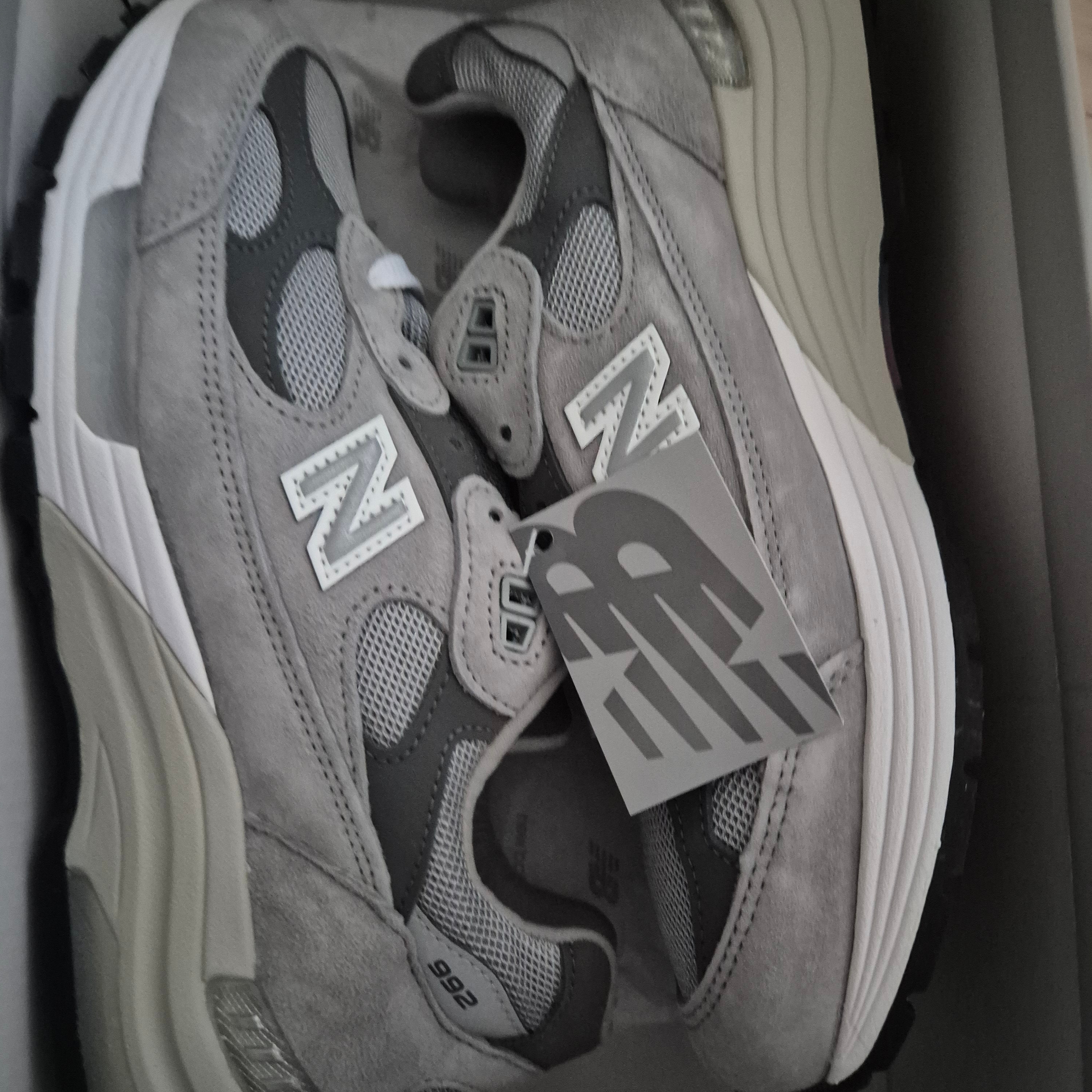 New Balance 992 Made in USA Core Grey Silver Metallic 착용 스타일