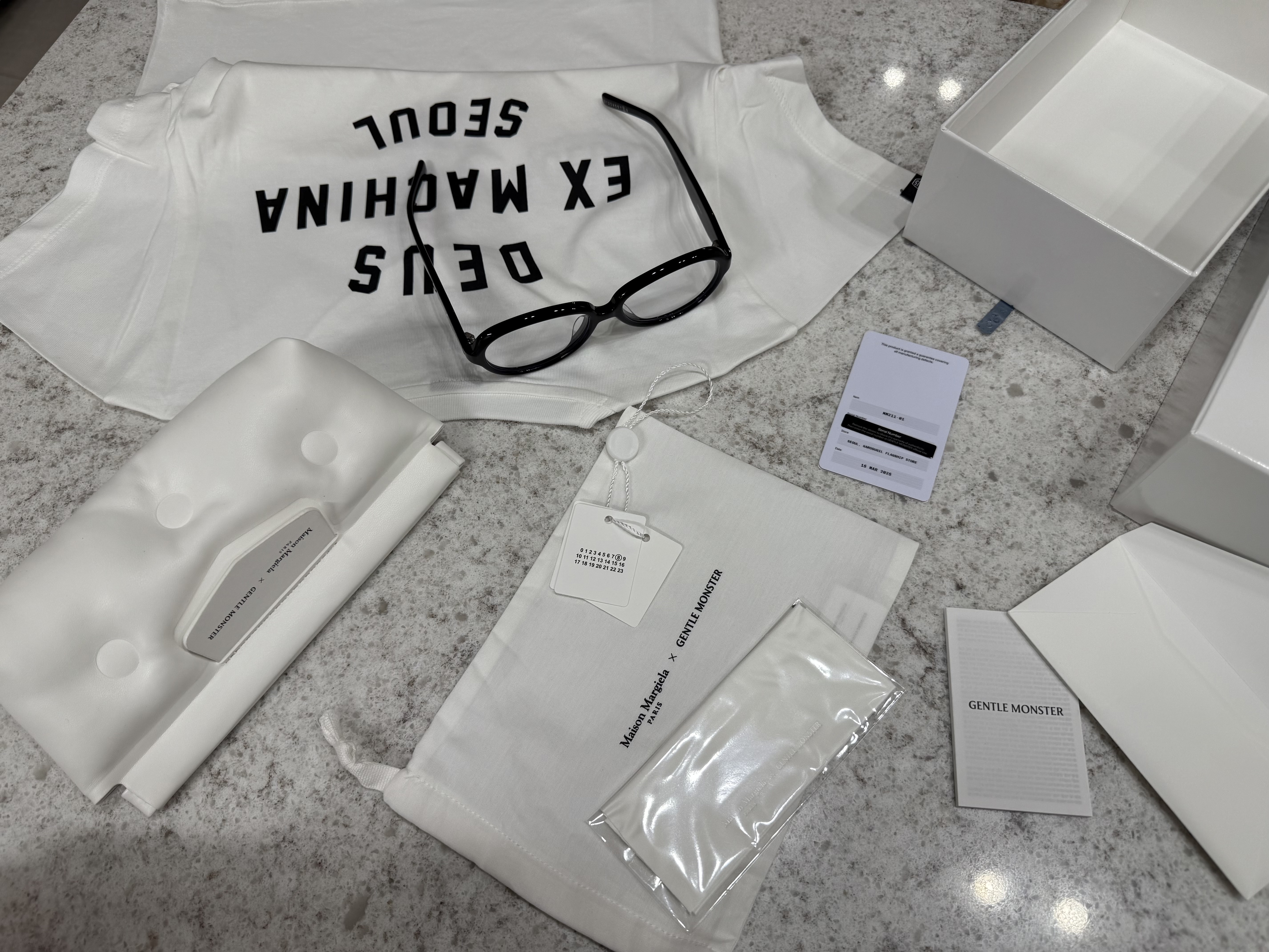 Gentle Monster x Maison Margiela MM211 Black Clear 착용 스타일 - 4