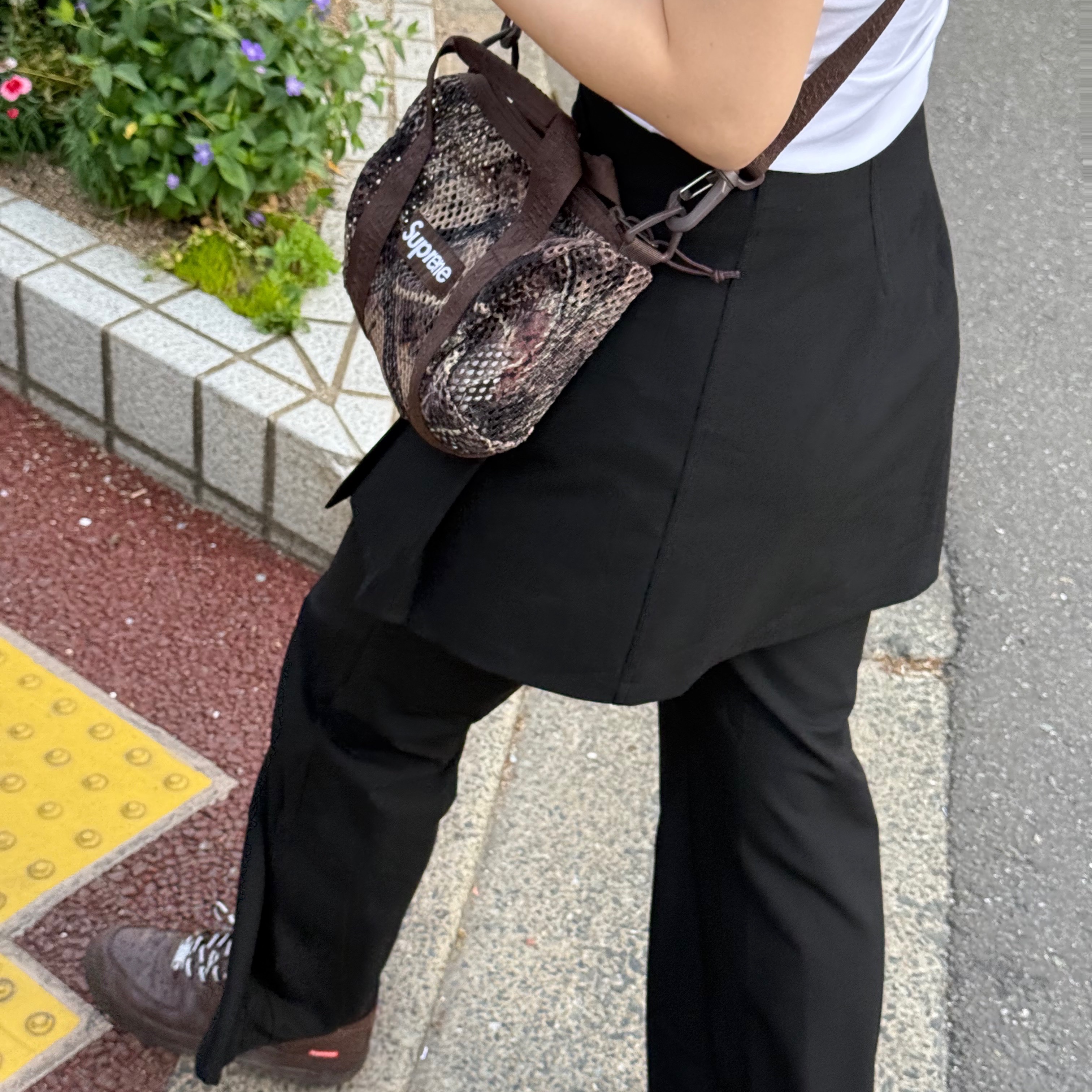 Supreme Mesh Mini Duffle Bag Truetimber Kanati Camo - 25SS, Nike x Supreme Air Force 1 Low Baroque Brown 착용 스타일 - 1