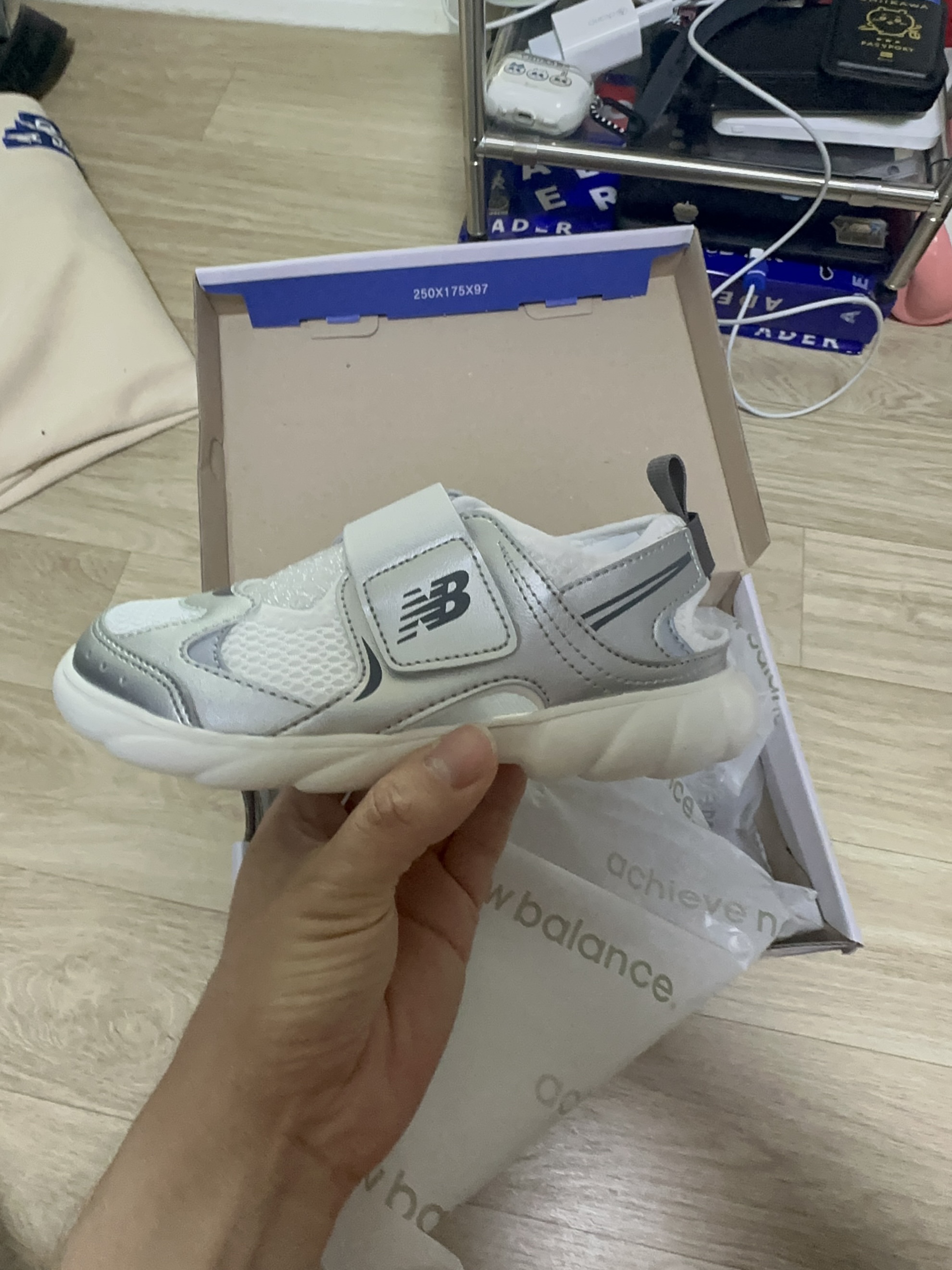 (Kids) New Balance Freedle 920 Sandal Silver 착용 스타일
