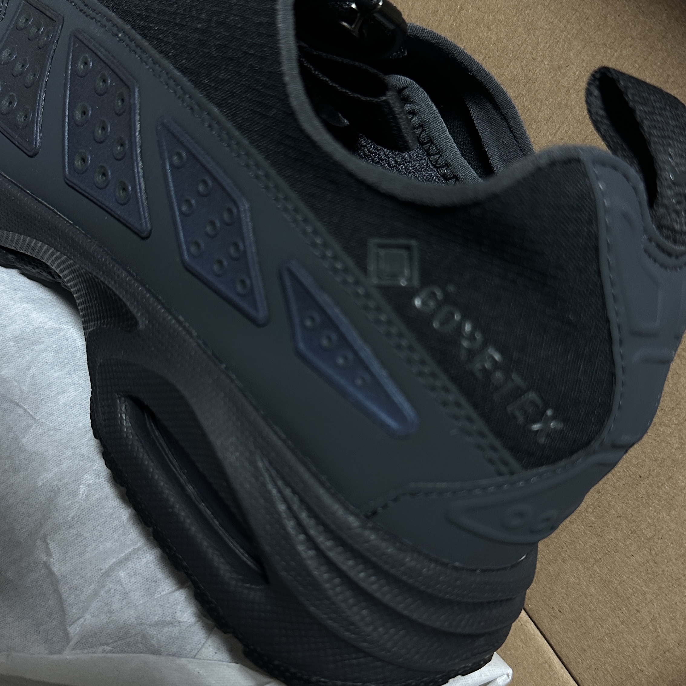 (W) Nike Air Max SNDR Gore-Tex Black and Dark Smoke Grey 착용 스타일 - 2