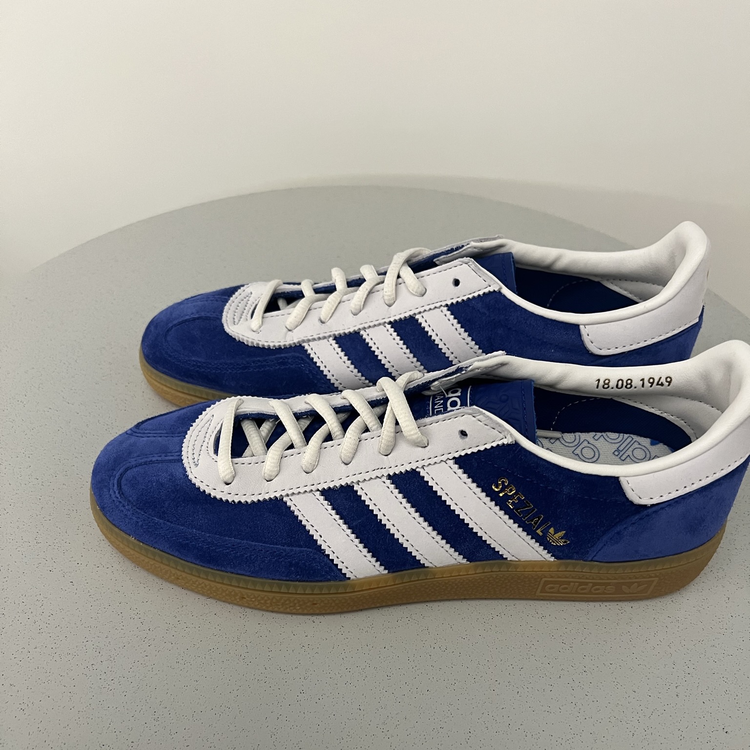 Adidas Adicolor Classic Firebird Track Top Night Indigo - KR Sizing, Adidas Handball Cup Spezial Semi Lucid Blue Cream White 착용 스타일 - 3