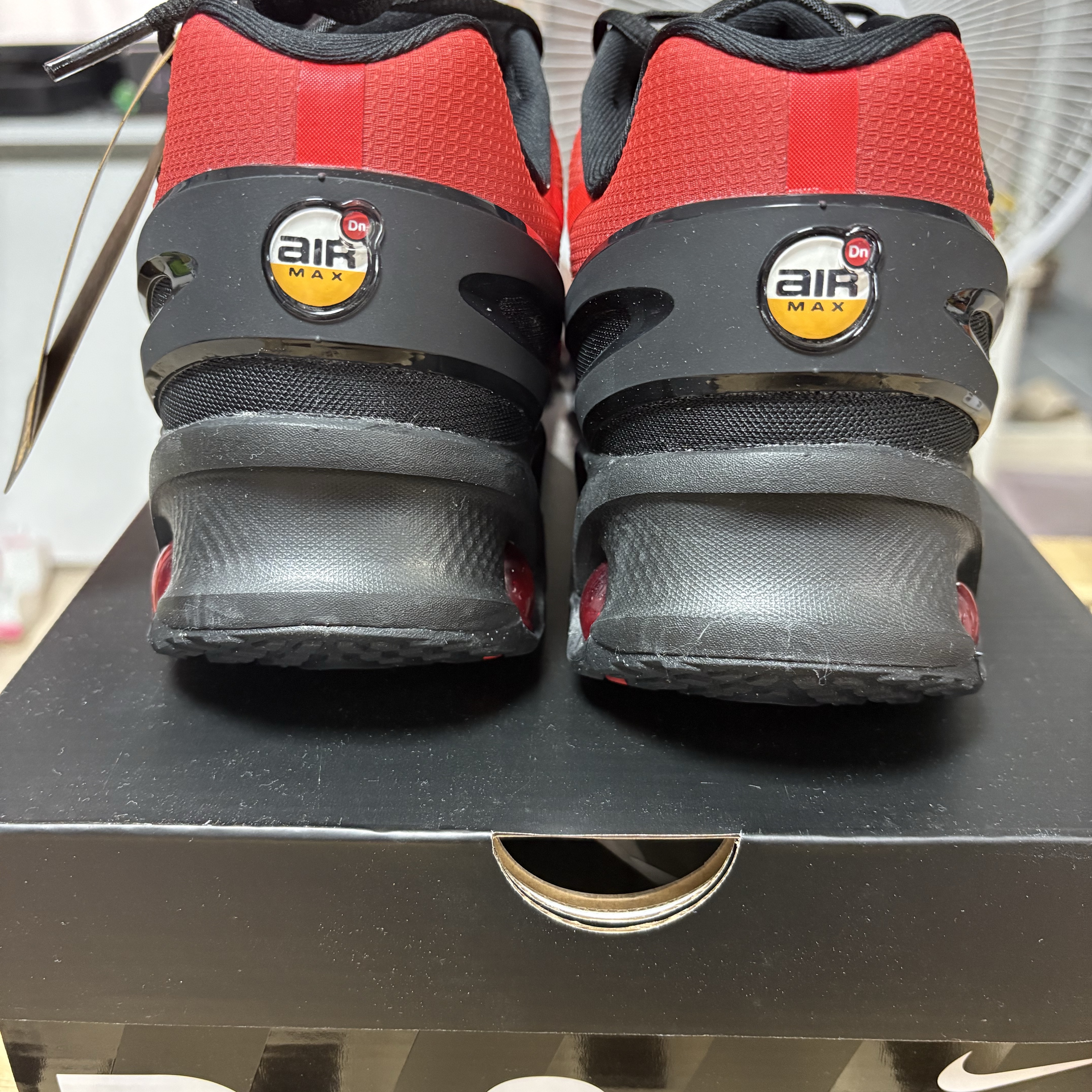 Nike Air Max Dn8 Black Gym Red 착용 스타일 - 5