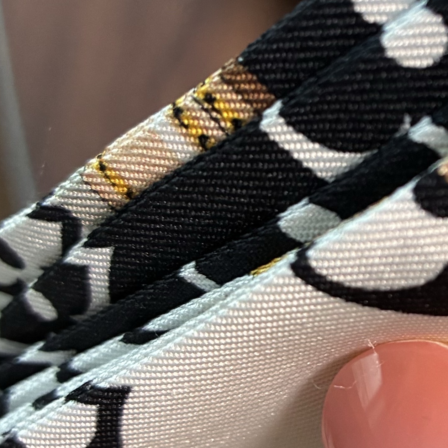 (W) Louis Vuitton Monogram Confidential Bandeau Black 착용 스타일 - 1