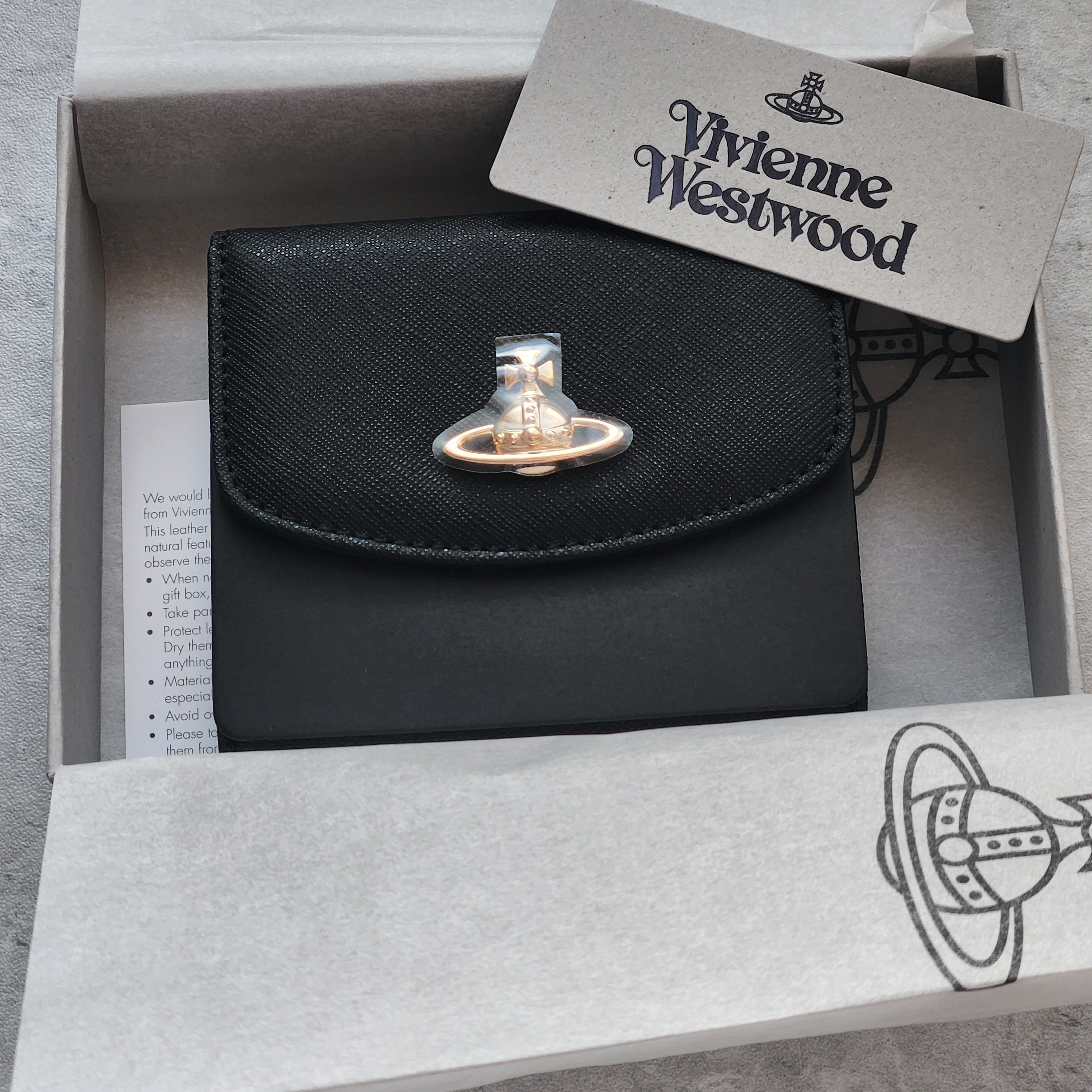 Vivienne Westwood Saffiano Small Wallet Black 착용 스타일 - 2