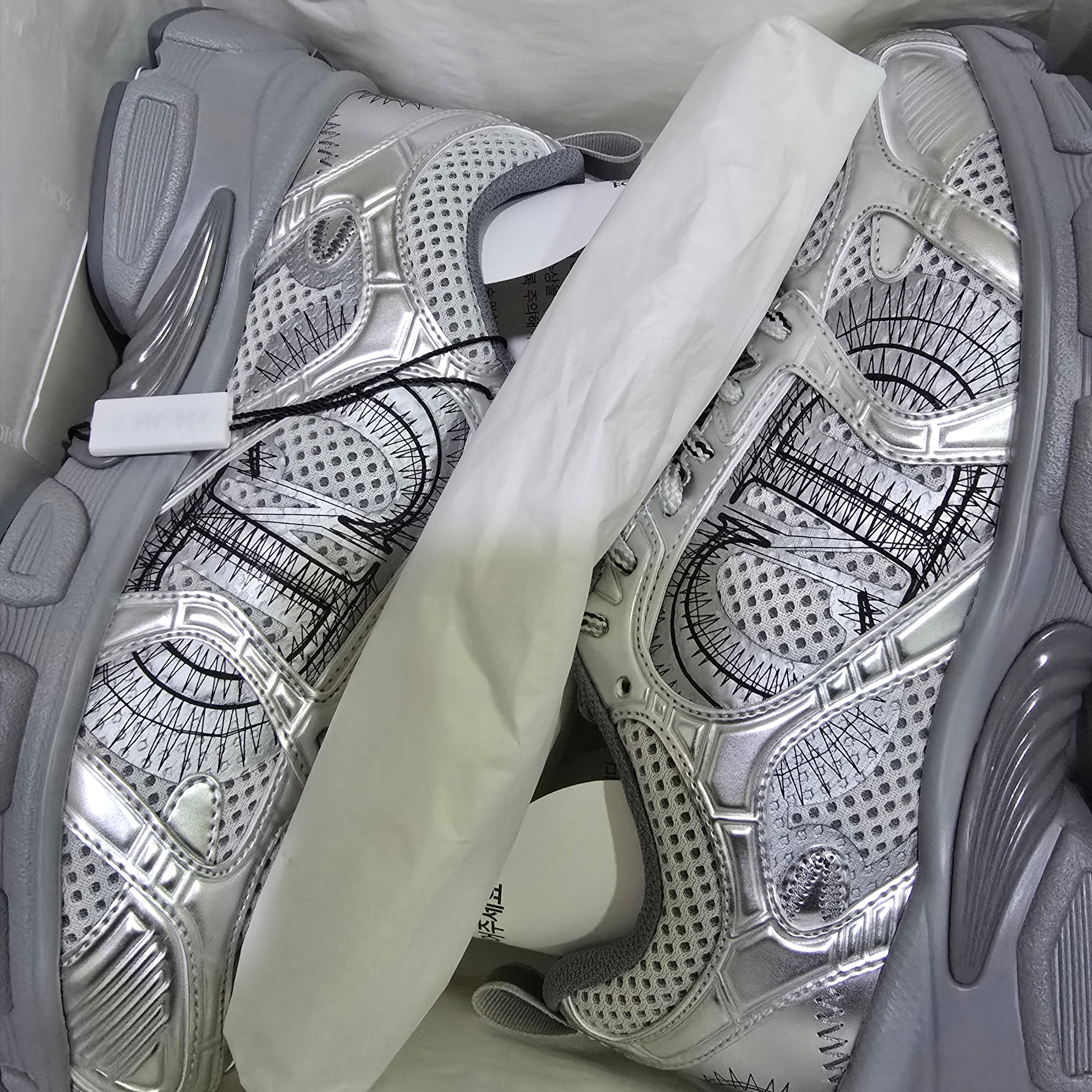 (W) Dior Chrono Sneakers Mesh Laminated Leather Gray Silver 착용 스타일 - 1