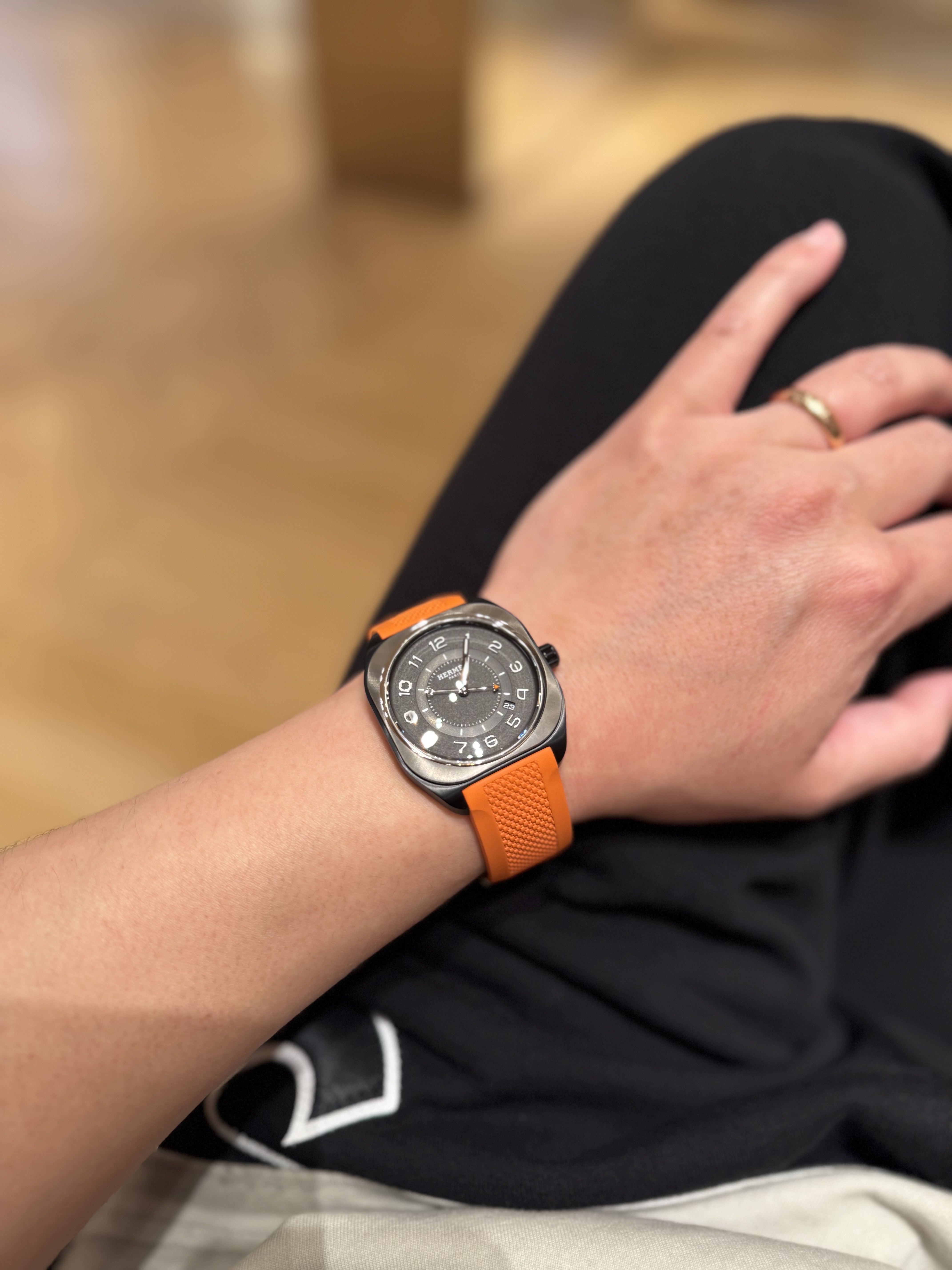 Hermes H08 Watch Extra Large Orange Rubber Strap & Black Satin Brushed Titanium Coated with Matte Black DLC, Hermes Kazimir Sandal Tech Weave Calfskin & Noir 착용 스타일 - 1