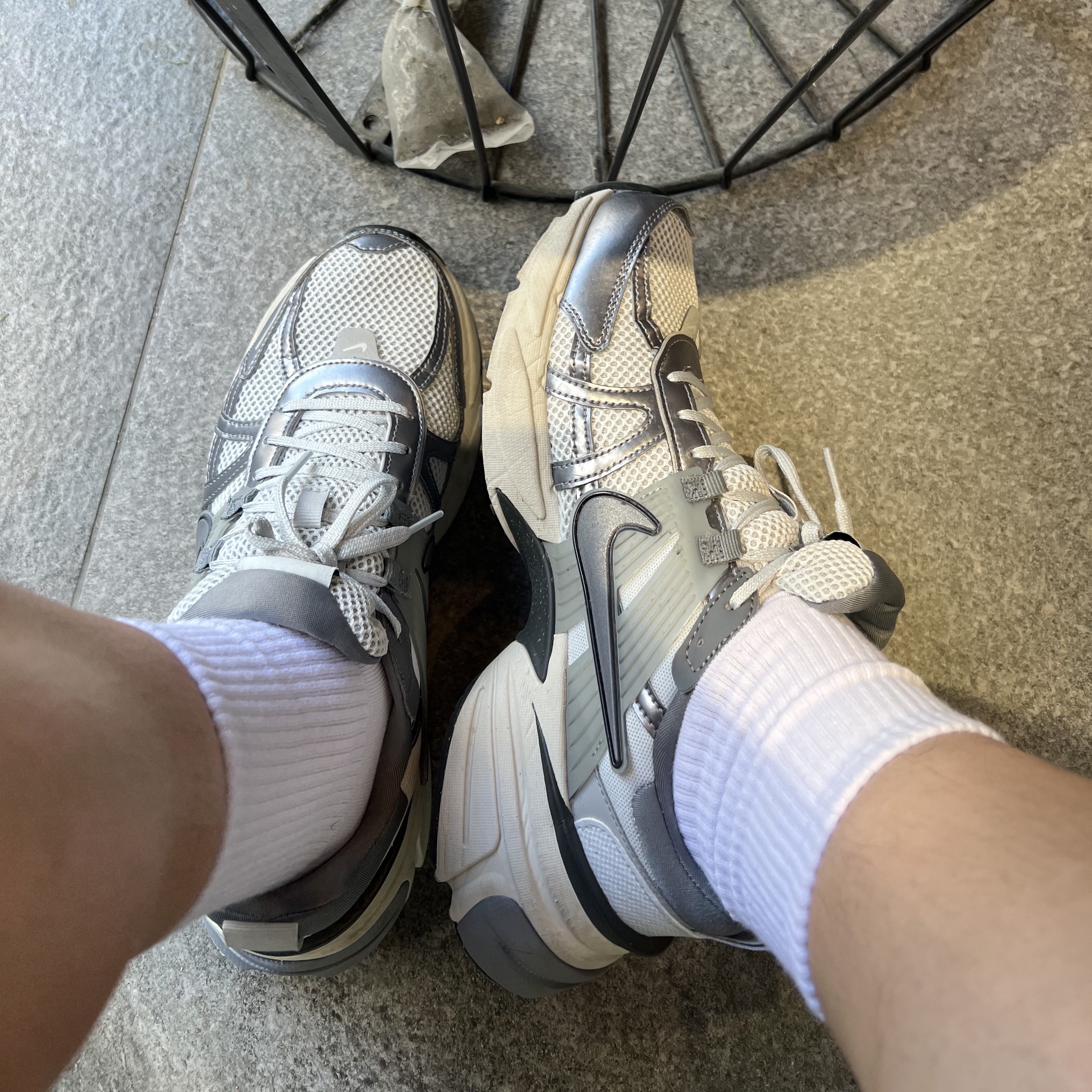 Nike V2K Run Pure Platinum Wolf Grey 착용 스타일