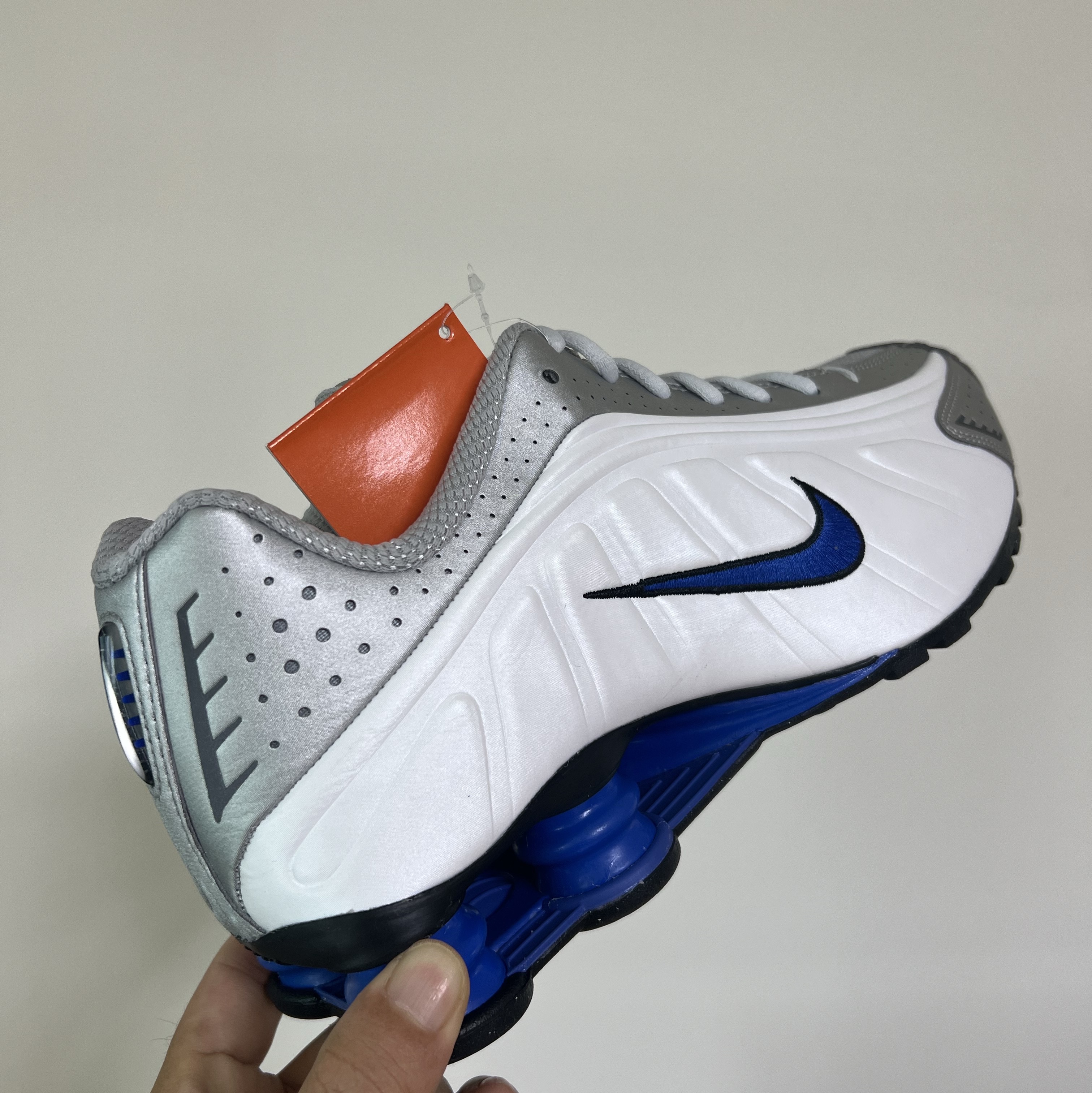 Nike Shox R4 White Racer Blue 착용 스타일 - 2