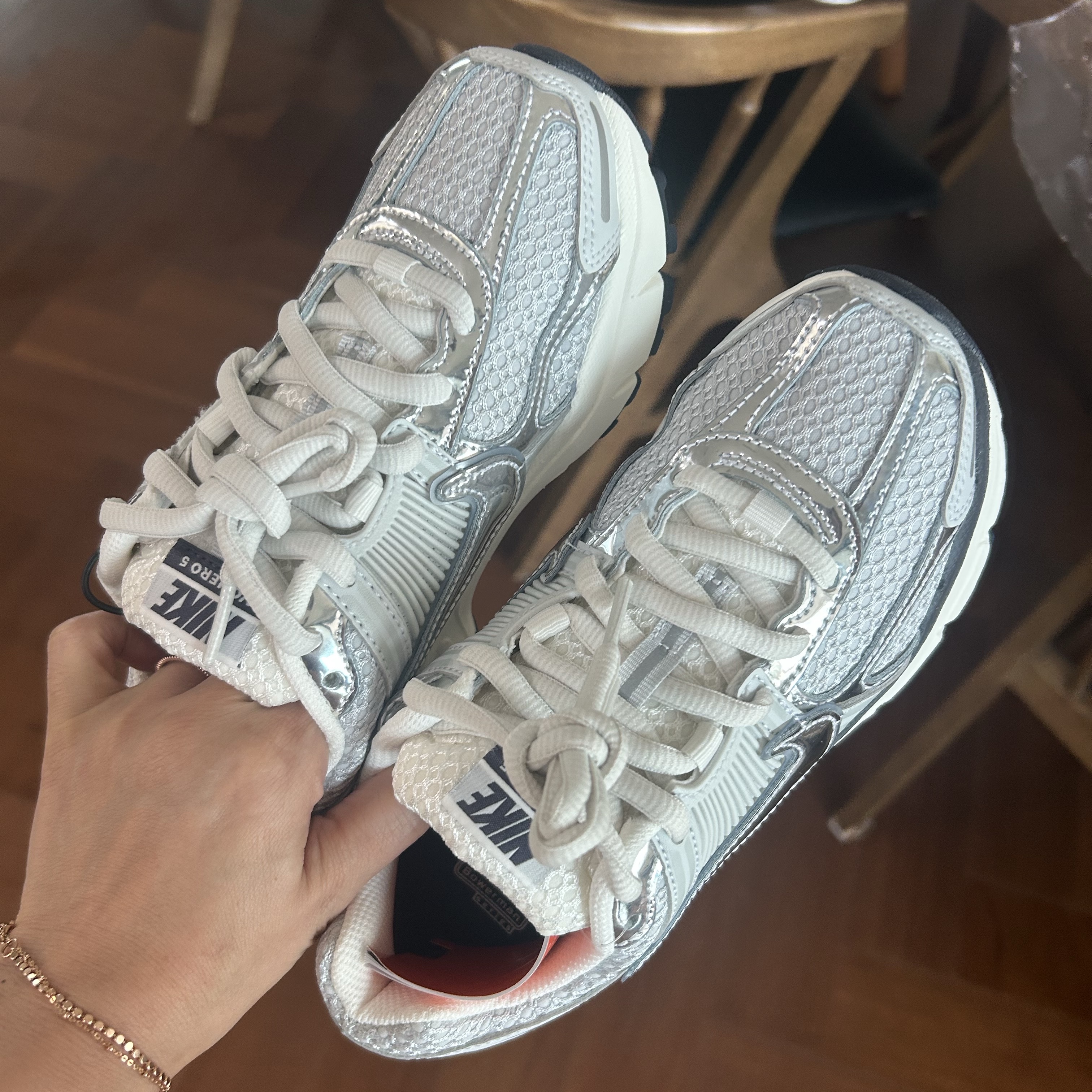 (W) Nike Zoom Vomero 5 Photon Dust and Metallic Silver 착용 스타일 - 1
