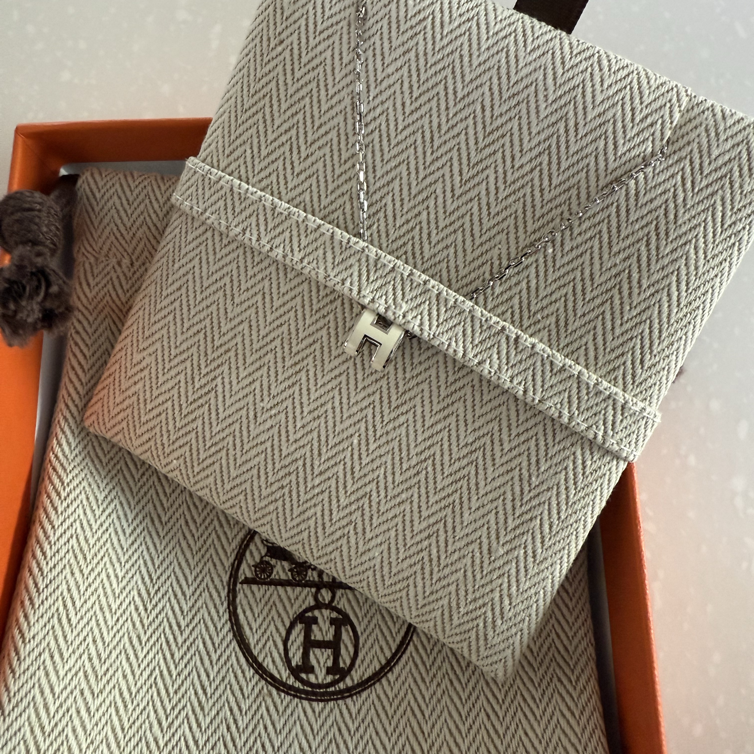 (W) Hermes Mini Pop H Pendant Palladium & Blanc 착용 스타일 - 1